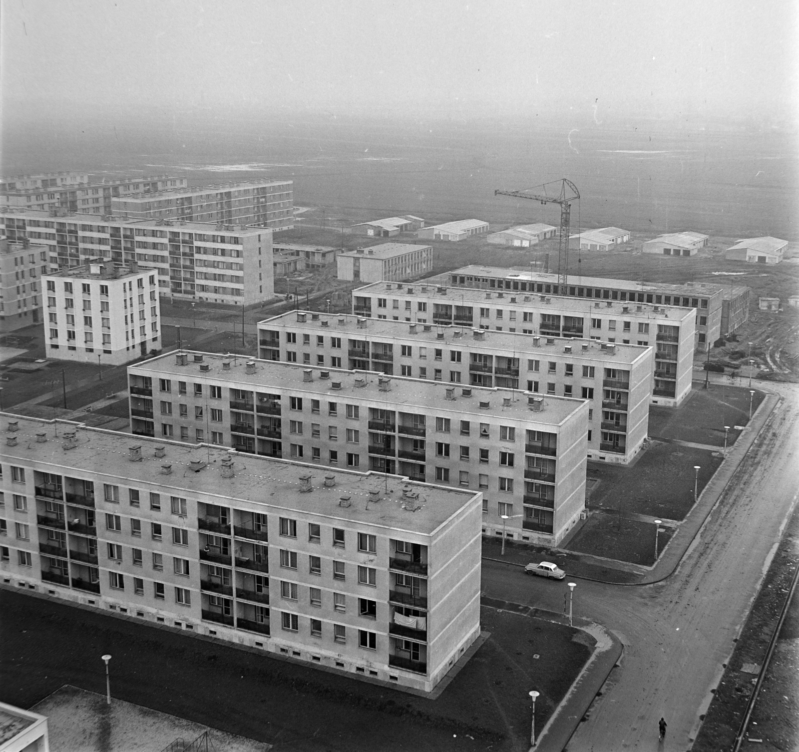 Hungary, Tiszaújváros, (Leninváros), kilátás a víztoronyból, jobbra a Béke út, középen keresztben az Építők útja., 1970, Bojár Sándor, blocks, crane, Fortepan #194805