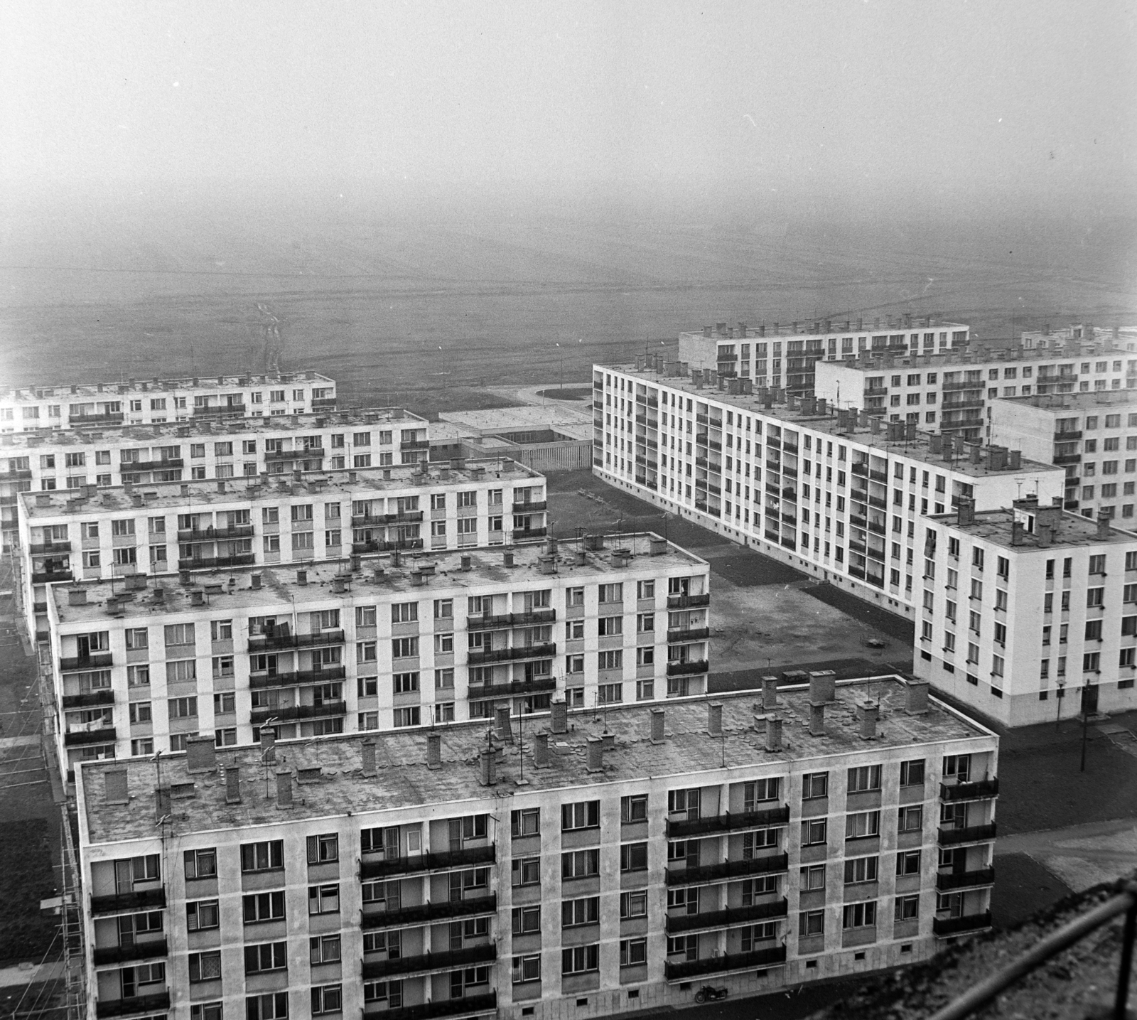 Hungary, Tiszaújváros, (Leninváros), kilátás a víztoronyból, balra a Tisza út, jobbra az Építők útja épületei., 1970, Bojár Sándor, Fortepan #194808