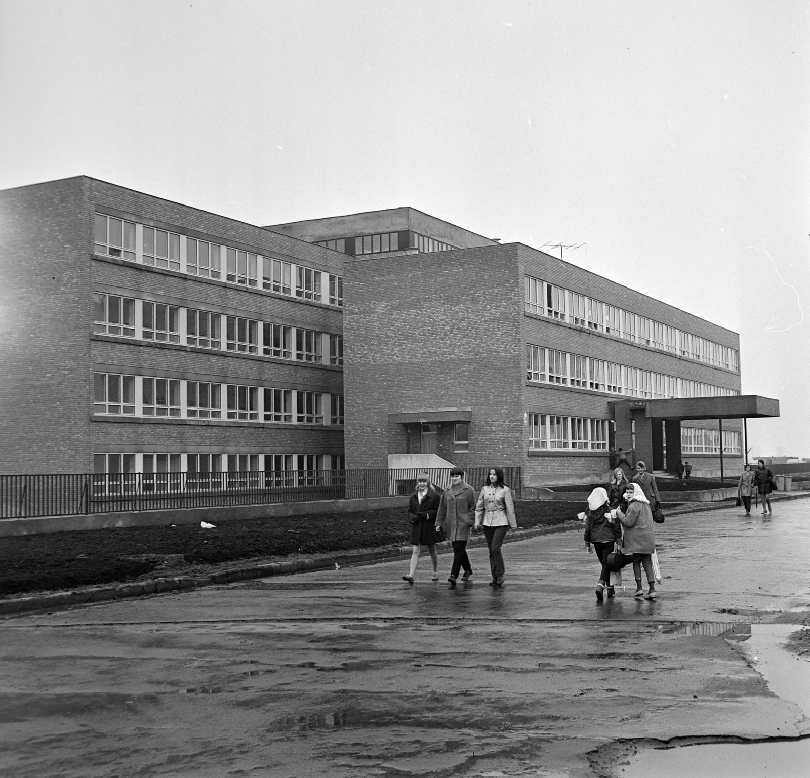 Hungary, Tiszaújváros, (Leninváros), Munkácsy Mihály utca, Kun Béla Gimnázium és Ipari Szakközépiskola (később Eötvös József Gimnázium, Szakképző Iskola és Kollégium)., 1970, Bojár Sándor, Fortepan #194809