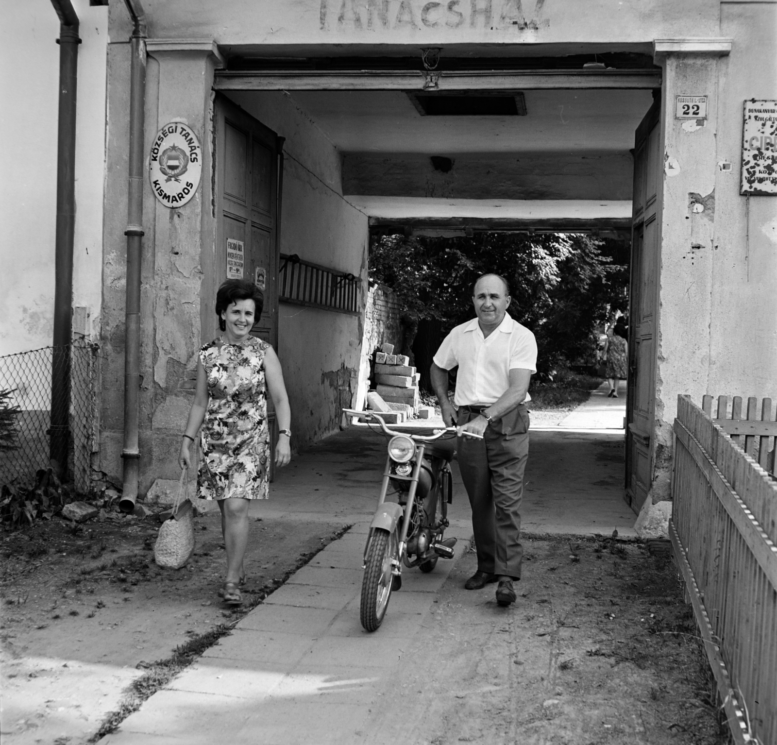 Hungary, Kismaros, Kossuth Lajos út 22. (12-es főút), Községi Tanács (később Polgármesteri Hivatal)., 1972, Bojár Sándor, enamel sign, motorized bicycle, Fortepan #194812