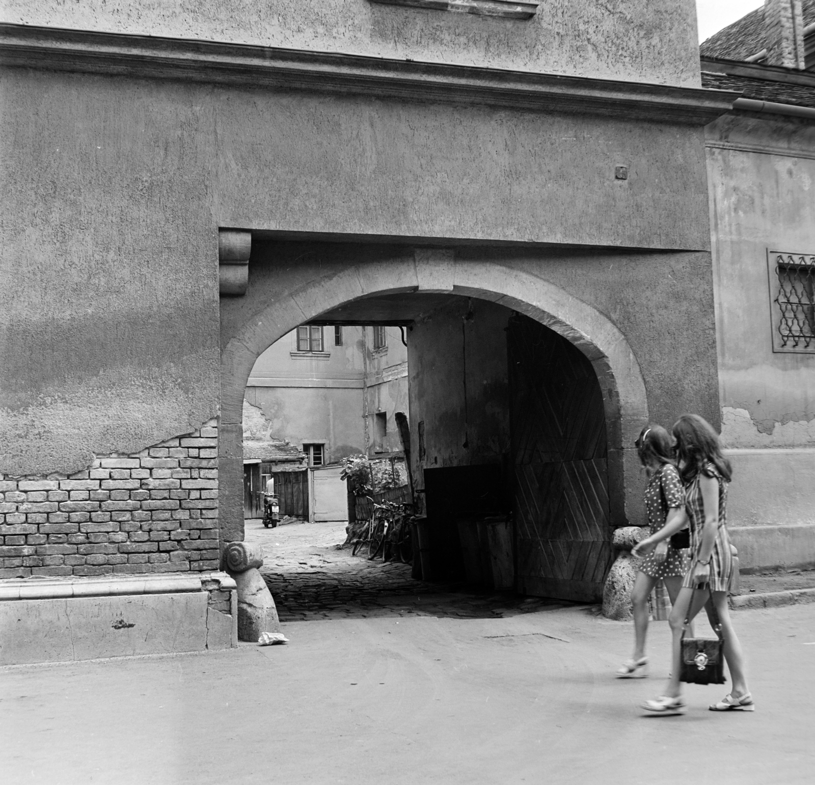 Hungary, Székesfehérvár, az Oskola (Zalka Máté) utca 4. számú ház kapuja., 1973, Bojár Sándor, Fortepan #194814