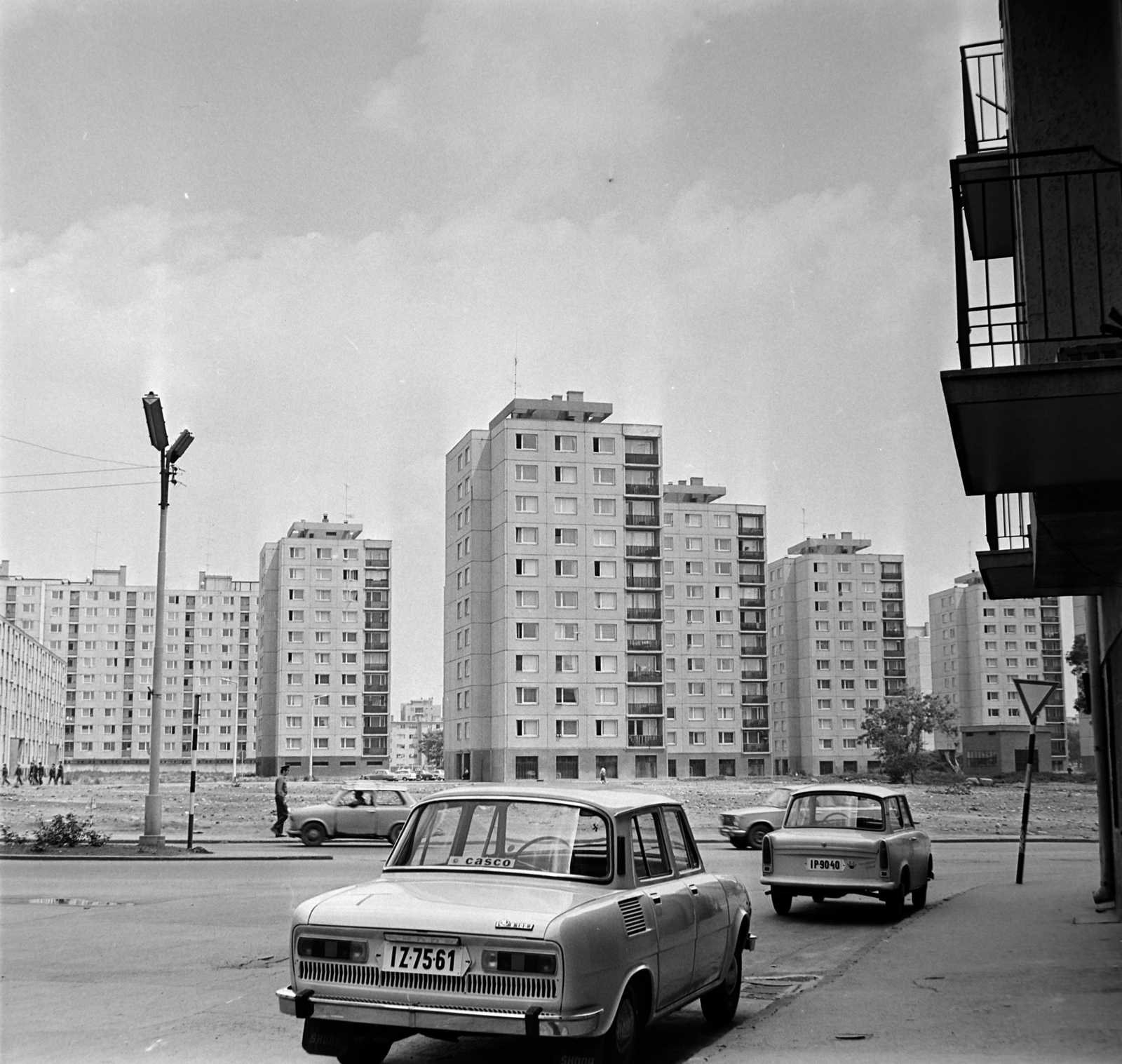 Magyarország, Székesfehérvár, Marosi Arnold utca a Várkörút (Népköztársaság út) és az Ősz (Kun Béla) utca felé nézve., 1973, Bojár Sándor, rendszám, Skoda 100, Trabant 601, Fortepan #194830
