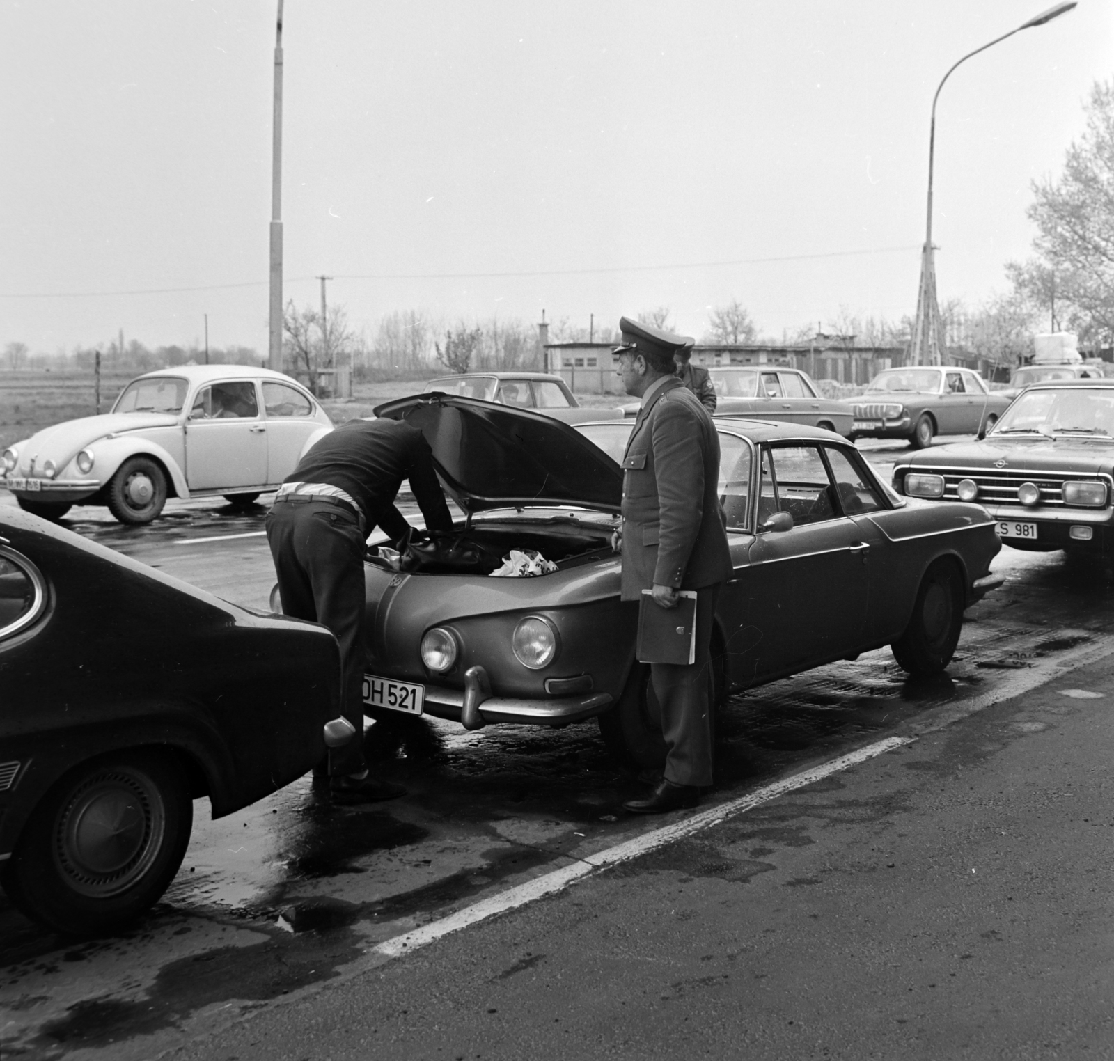 Hungary, Röszke, határátkelő., 1973, Bojár Sándor, Volkswagen Karmann-Ghia Type 34, Fortepan #194835
