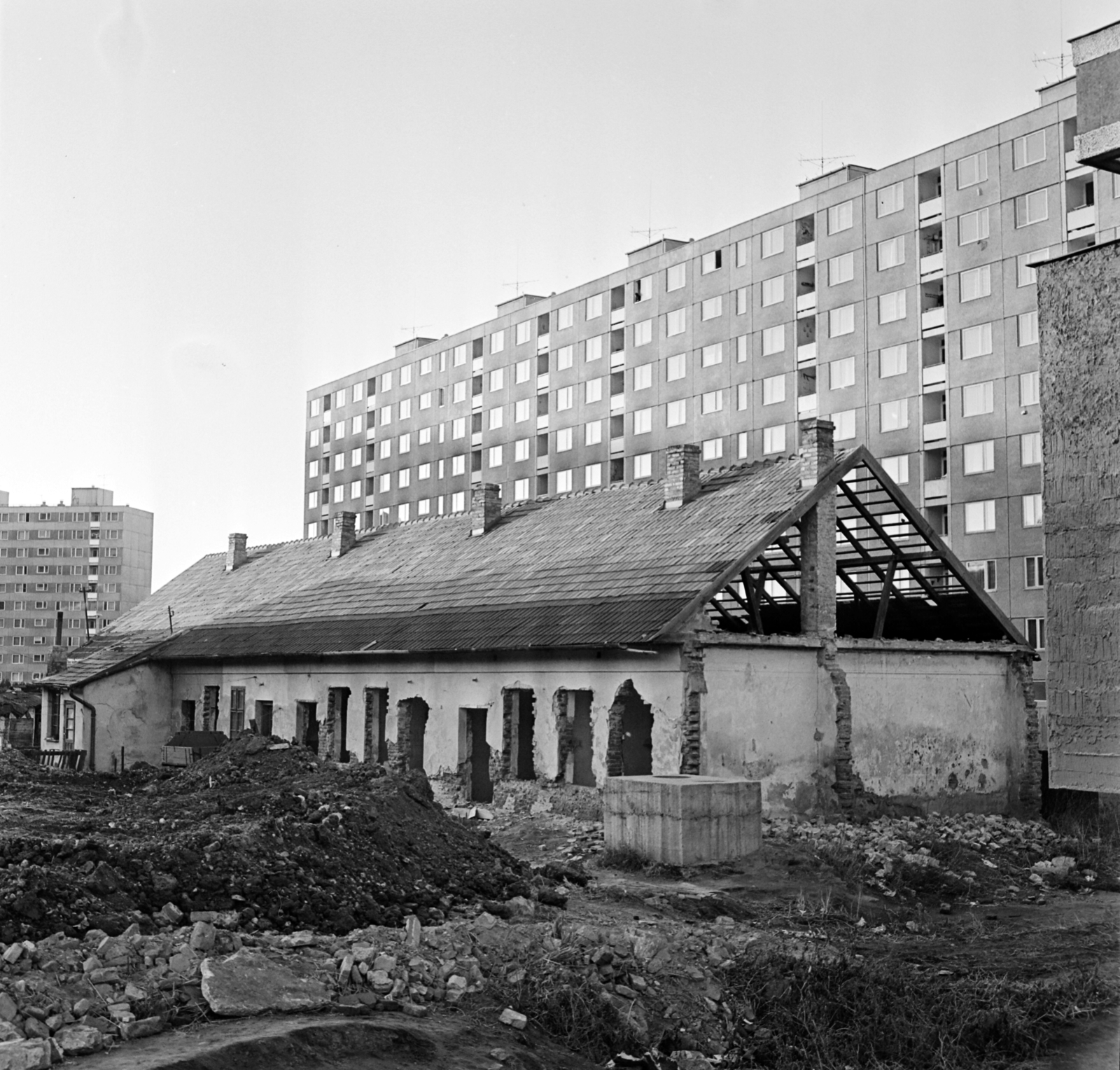 Hungary, Ózd, Vasvár (Vörös Hadsereg) út, jobbra a háttérben a Nemzetőr utca 4-9. számú sávház., 1973, Bojár Sándor, Fortepan #194848