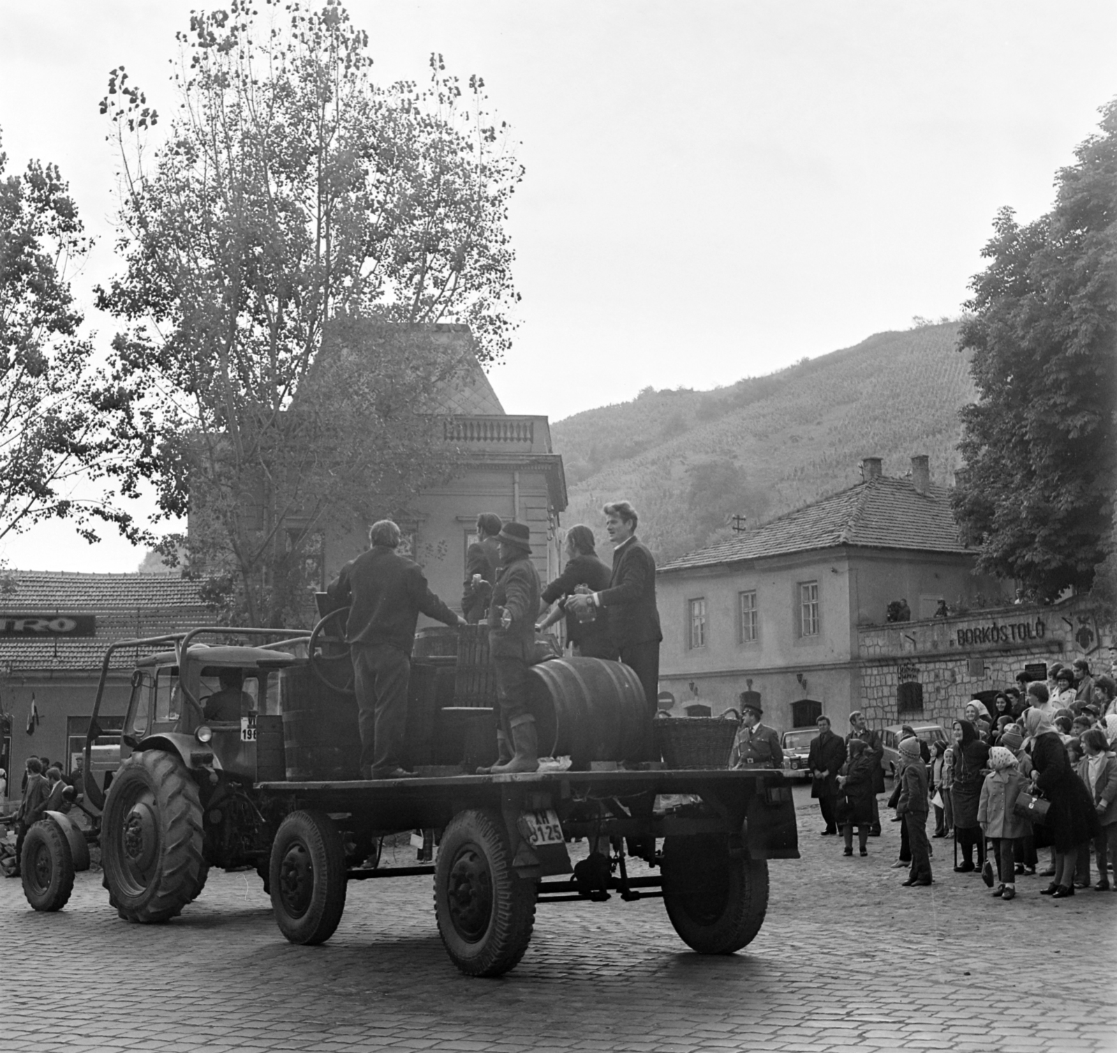 Hungary, Tokaj, Kossuth tér, háttérben jobbra az Óvár utca torkolata., 1973, Bojár Sándor, Fortepan #194851