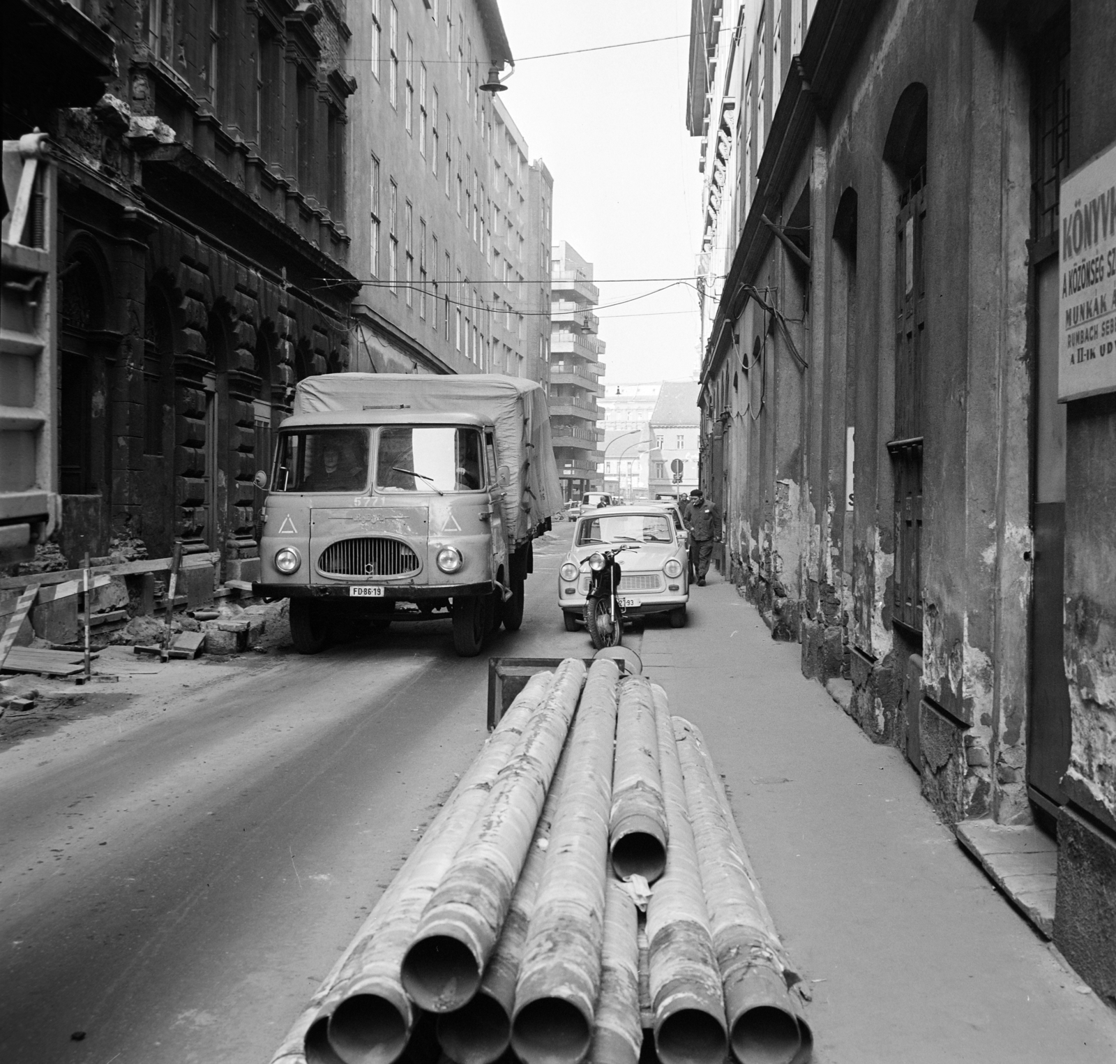 Hungary, Budapest VII., Rumbach Sebestyén utca a Király (Majakovszkij) utca felé nézve., 1974, Bojár Sándor, number plate, Budapest, Robur-brand, Fortepan #194860