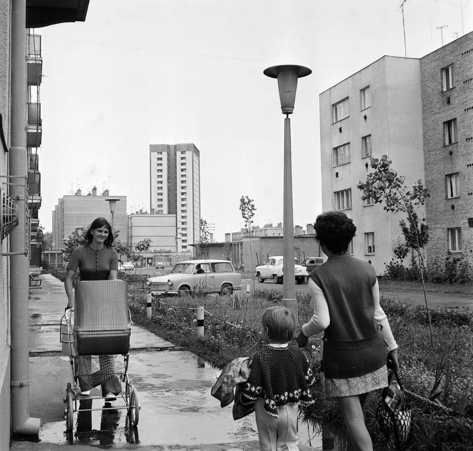 Hungary, Szolnok, Bacsó Nándor (Karkecz Károly) utca, szemben a toronyház a Városmajor utca végénél áll., 1974, Bojár Sándor, baby carriage, Fortepan #194862