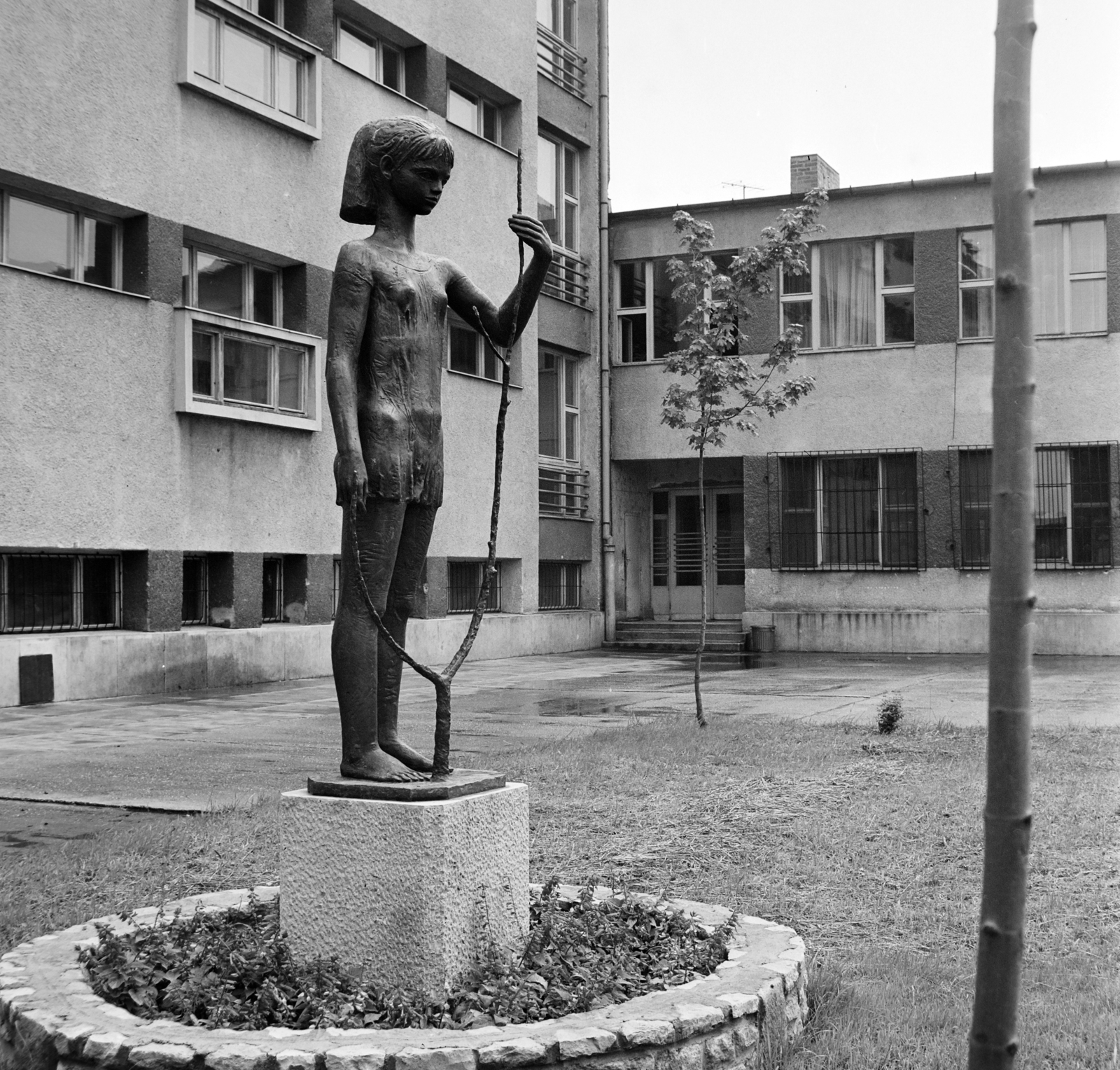 Hungary, Szolnok, Balogh Béla utca 14., a Tallinn Körzeti Általános Iskola udvara. Faültető lányka című szobor (Péter Zsuzsa, 1974.)., 1974, Bojár Sándor, Fortepan #194863