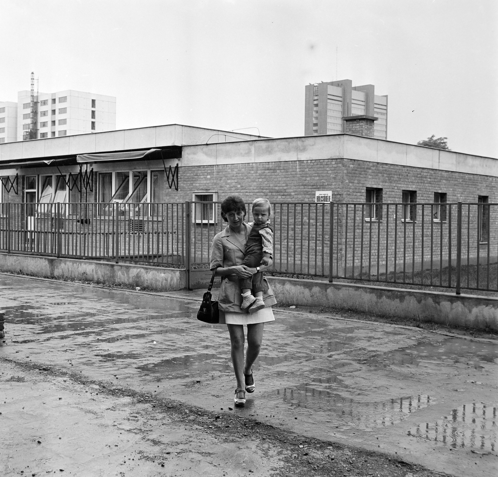 Hungary, Szolnok, a Móra Ferenc úti bölcsőde. Jobbra a háttérben a Vízügyi székház toronyépülete.
, 1974, Bojár Sándor, Fortepan #194866