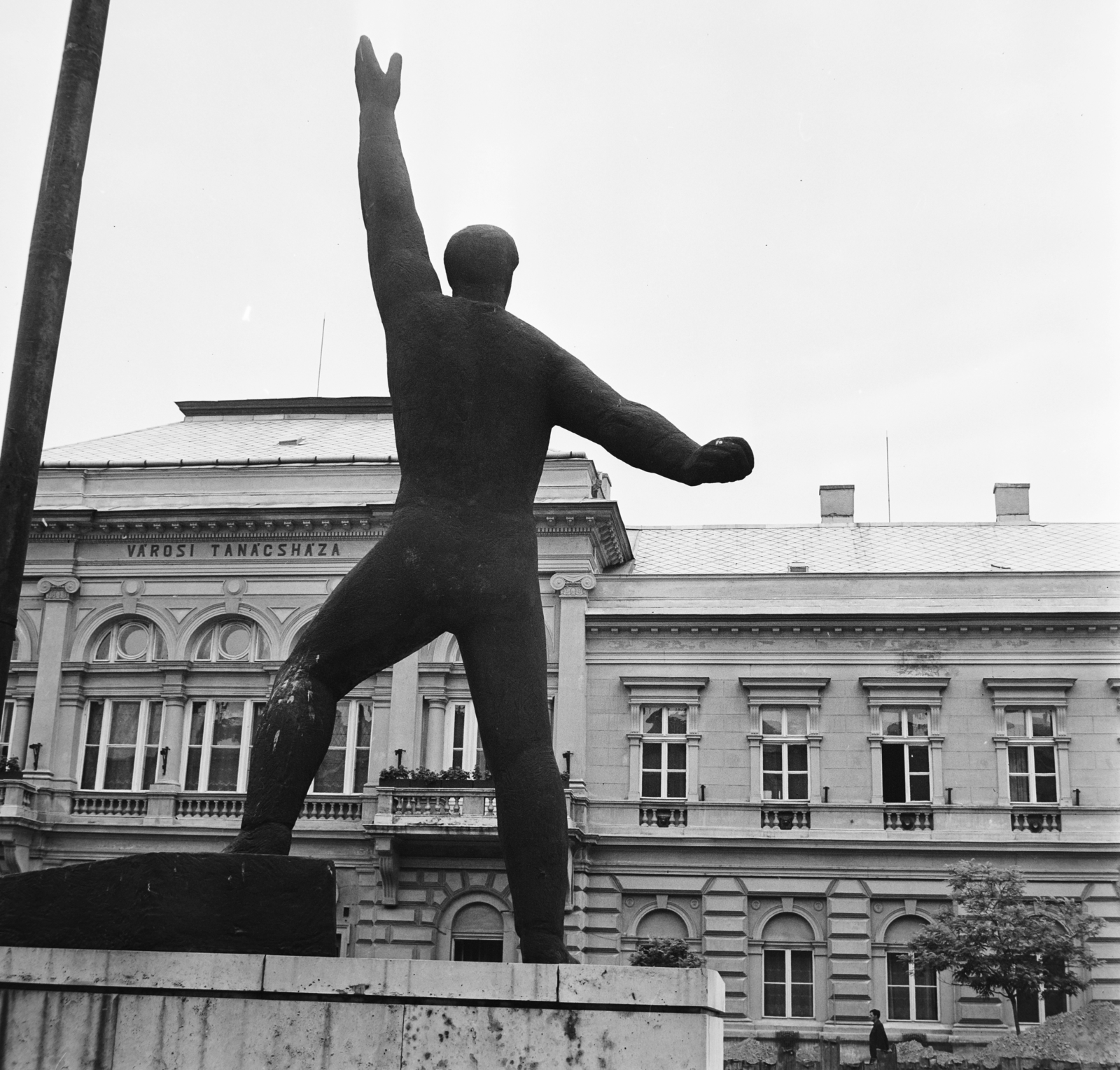 Hungary, Szolnok, Kossuth tér a Tanácsháza (később Városháza) előtt. A Munkásmozgalmi emlékmű Kovács Ferenc alkotása (1961)., 1974, Bojár Sándor, Fortepan #194872