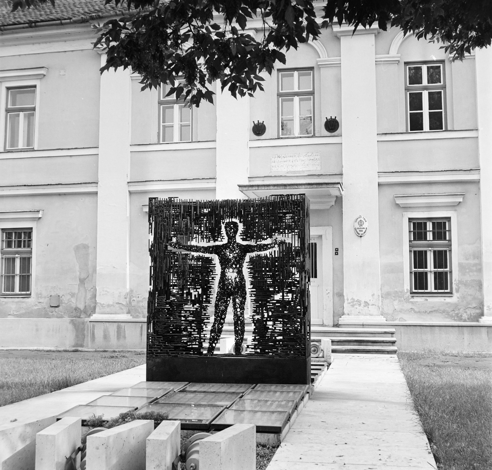 Hungary, Szolnok, a Templom út 10., a Szamuely Tibor Gépipari Technikum Kollégiuma (később Szent Imre Kultúrotthon és Cserkészház) előtt Kamotsay István Rozsdaszobor című alkotása (1974)., 1974, Bojár Sándor, Fortepan #194874