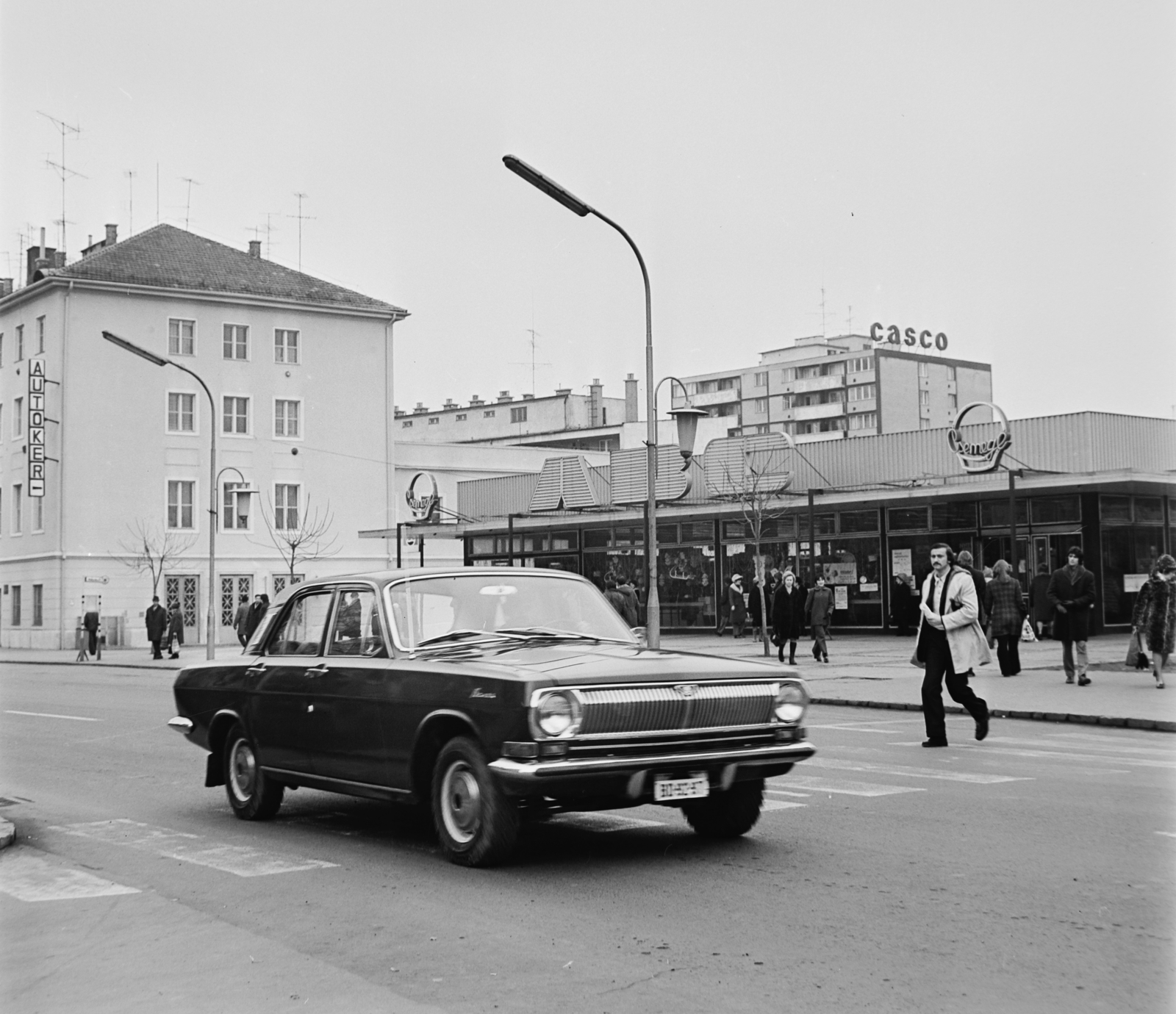 Hungary, Zalaegerszeg, Széchenyi tér, balra az Ady (később Art) mozi épülete., 1974, Bojár Sándor, number plate, crosswalk, Fortepan #194879