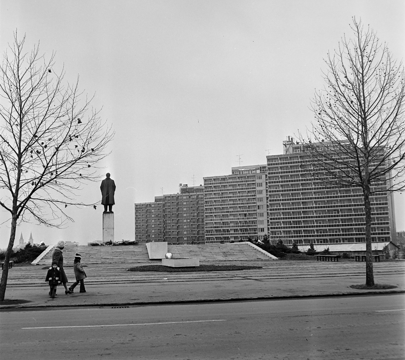 Magyarország, Zalaegerszeg, Platán sor (Lenin út), a Lenin szobor Marton László alkotása (1970). Háttérben a Vizslaparki út (Fürst Sándor utca) házsora. A szobor helyén ma a Városi címerház áll., 1974, Bojár Sándor, Fortepan #194882