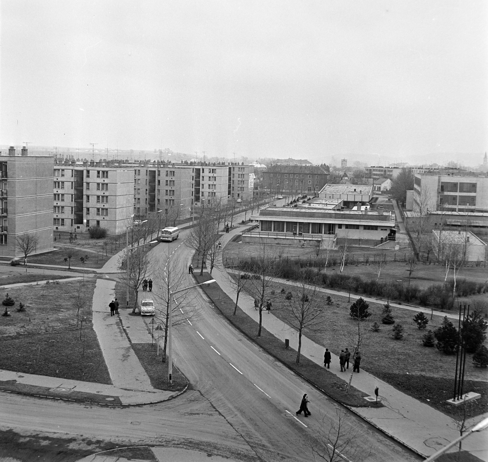 Hungary, Zalaegerszeg, Landorhegyi út a Platán sor (Lenin út) felé nézve. Középen a Napfény étterem, jobbra a Zalaegerszegi Ruhagyár üzemcsarnoka., 1974, Bojár Sándor, Fortepan #194886