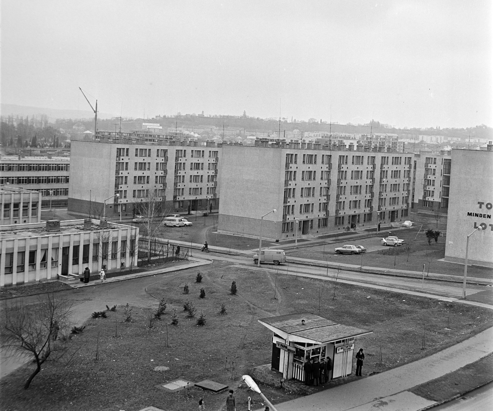 Hungary, Zalaegerszeg, a Déryné (Madarász Andorné) utca házsora a Landorhegyi út felől nézve. Balra a Dr. Hamburger Jenő Általános Iskola (később Landorhegyi általános iskola)., 1974, Bojár Sándor, Fortepan #194888