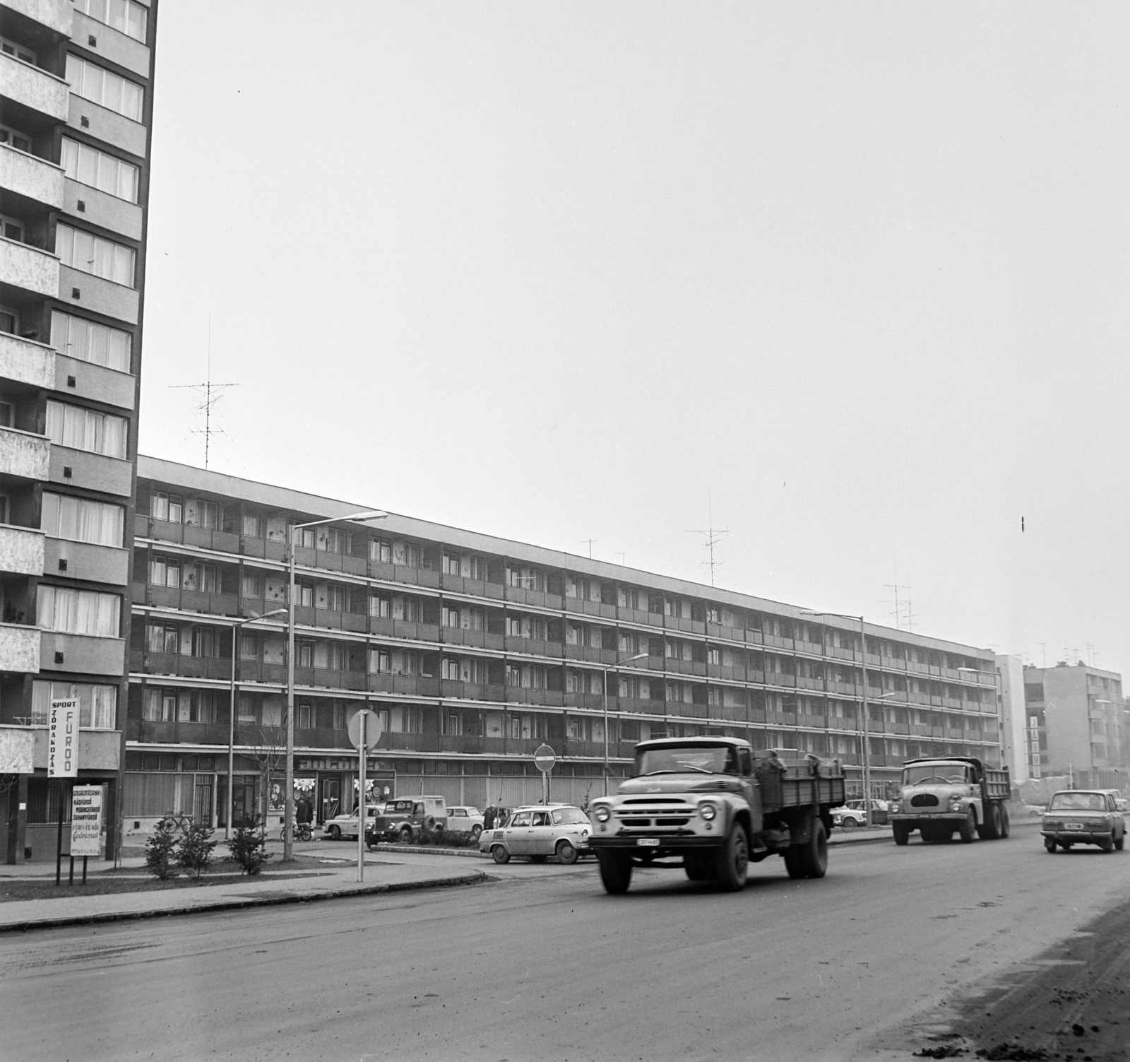 Magyarország, Zalaegerszeg, a Kovács Károly tér a Nagytemplom felől nézve., 1974, Bojár Sándor, ZIL-márka, Wartburg-márka, Skoda 1000 MB, Tatra 138, Fortepan #194893