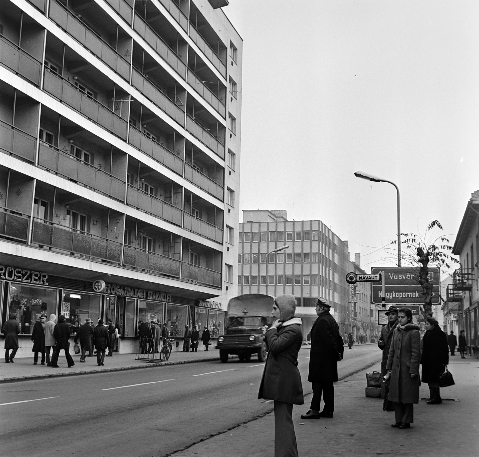 Hungary, Zalaegerszeg, Kossuth Lajos utca, szemben a Kisfaludy Sándor utca sarkán a Városi Tanács (később Polgármesteri Hivatal) épülete., 1974, Bojár Sándor, Fortepan #194895