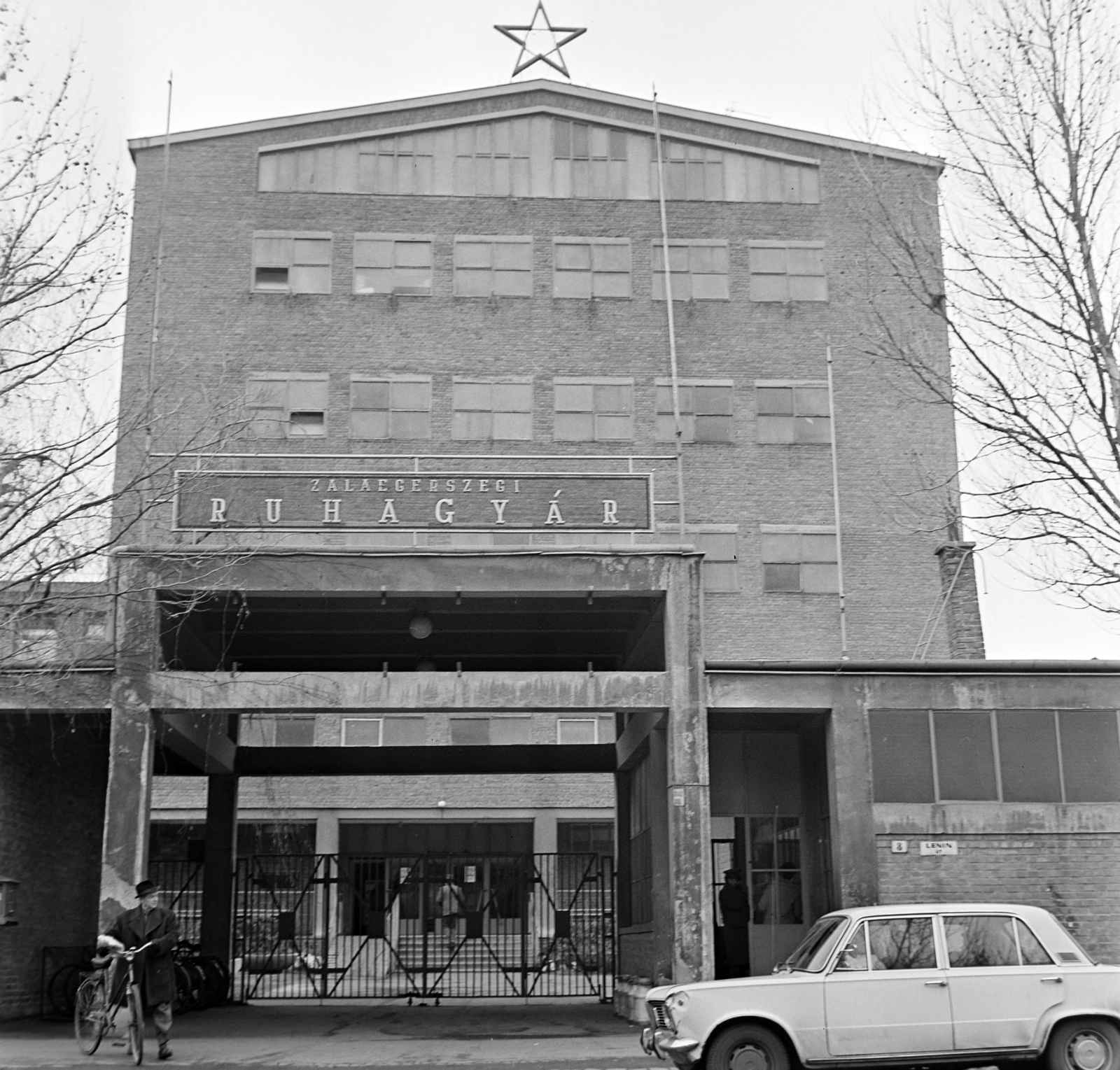 Hungary, Zalaegerszeg, Platán sor (Lenin út) 3., Zalaegerszegi Ruhagyár., 1974, Bojár Sándor, Lada-brand, clothing factory, Fortepan #194897