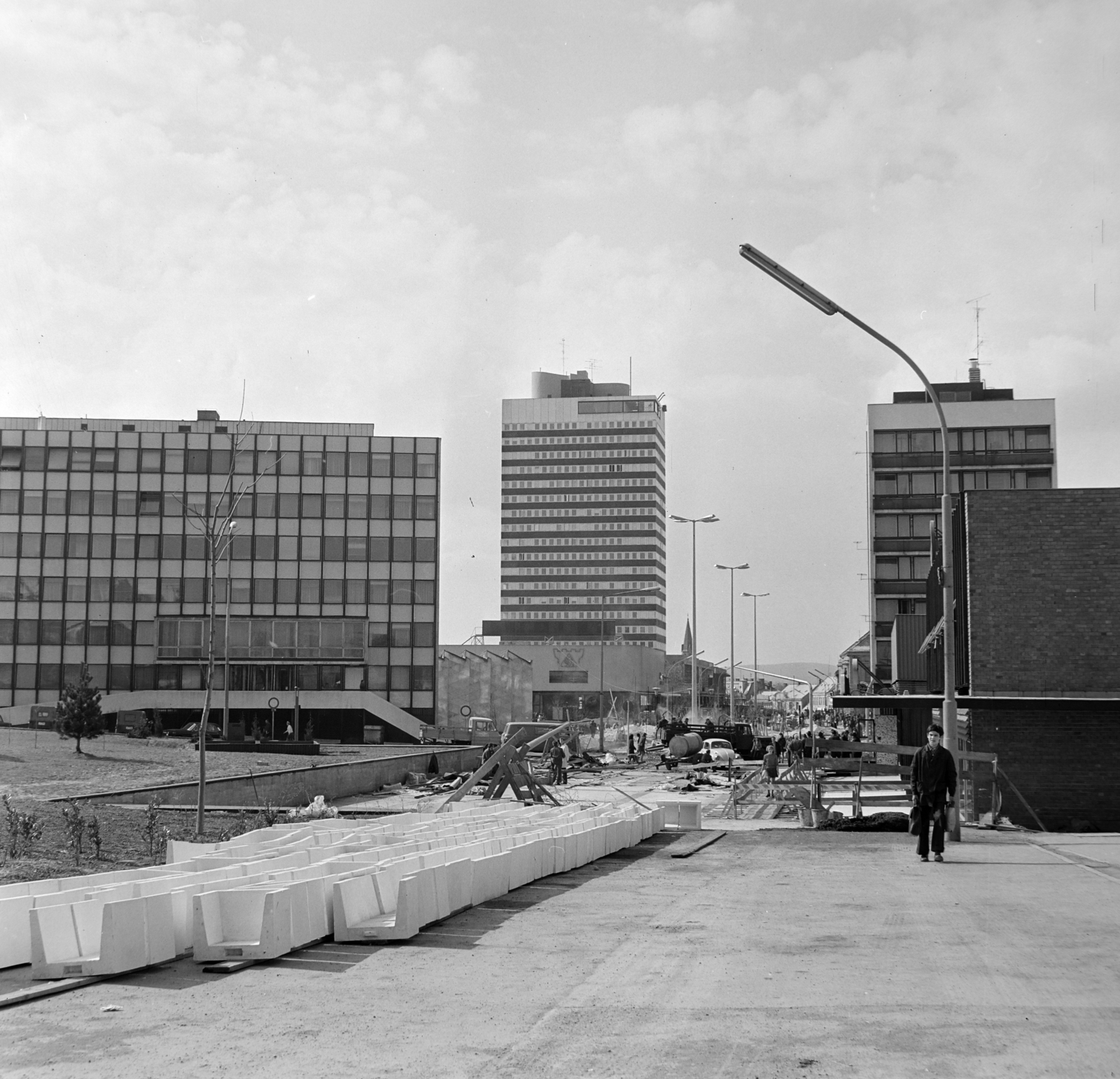 Hungary, Veszprém, Köztársaság tér, szemben a Budapest út (Kossuth Lajos utca)., 1974, Bojár Sándor, square, construction, Fortepan #194898