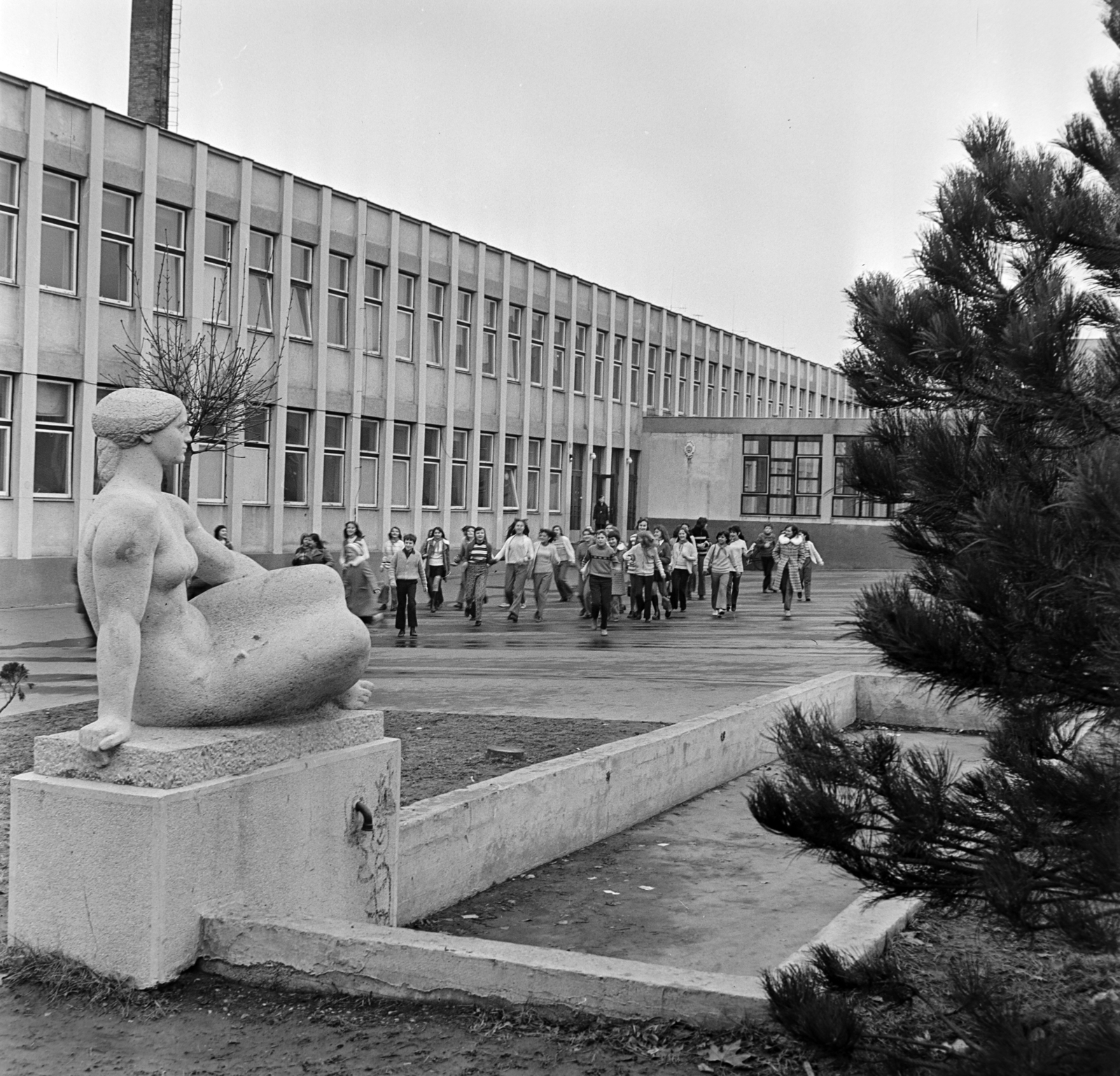 Hungary, Zalaegerszeg, Landorhegyi út 12., Dr. Hamburger Jenő Általános Iskola (később Landorhegyi általános iskola) udvara. Az Ülő nő című szobor Lajos József alkotása (1966)., 1974, Bojár Sándor, Fortepan #194904