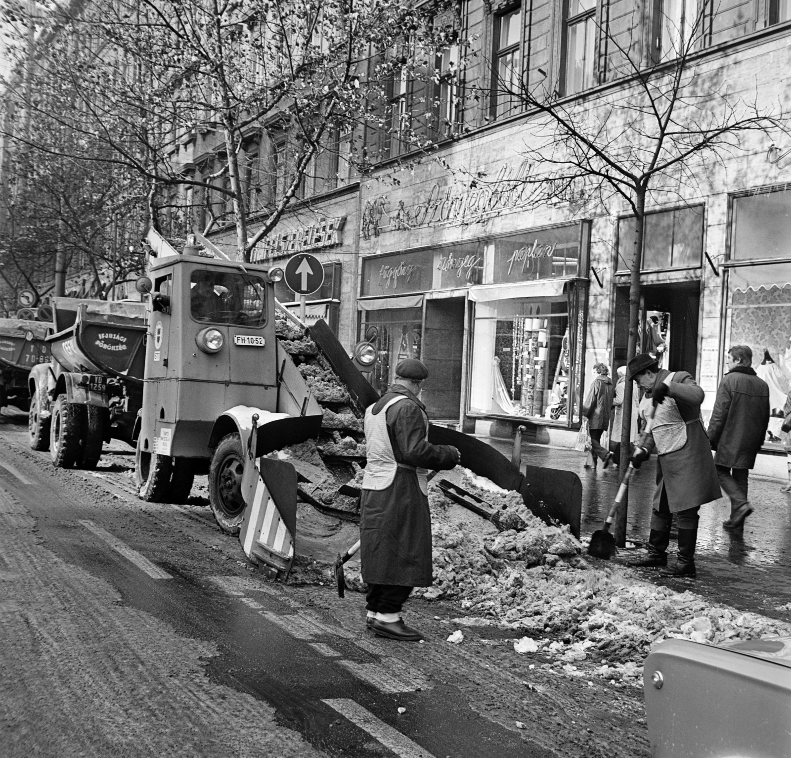 Magyarország, Budapest VII., a felvétel a Rákóczi út 26. számú ház előtt készült., 1973, Bojár Sándor, Budapest, Fortepan #194906