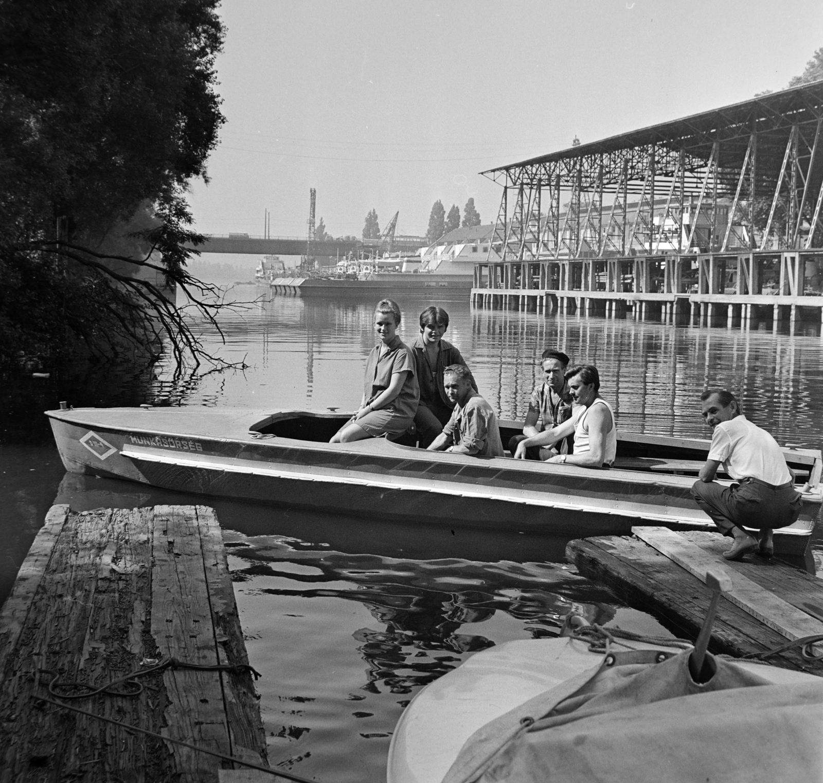 Hungary, Óbuda, Budapest III., Óbudai Hajógyár, a Hajógyári-öböl az úszódokknál, távolban az Árpád híd., 1970, Bojár Sándor, Budapest, Fortepan #194914