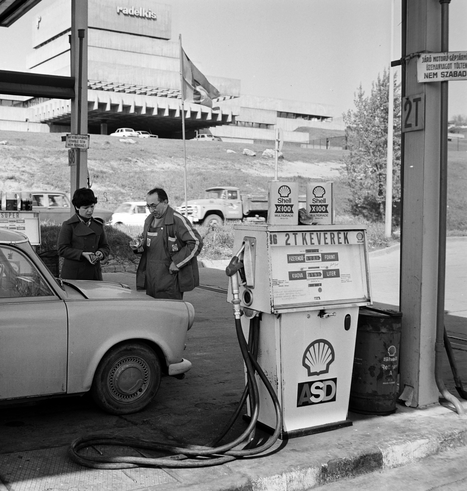 Magyarország, Óbuda, Budapest III., Bécsi út, benzinkút a Zay utca után, háttérben a Radelkis épülete a Laborc utca mellett., 1977, Bojár Sándor, Shell-márka, Budapest, Fortepan #194918