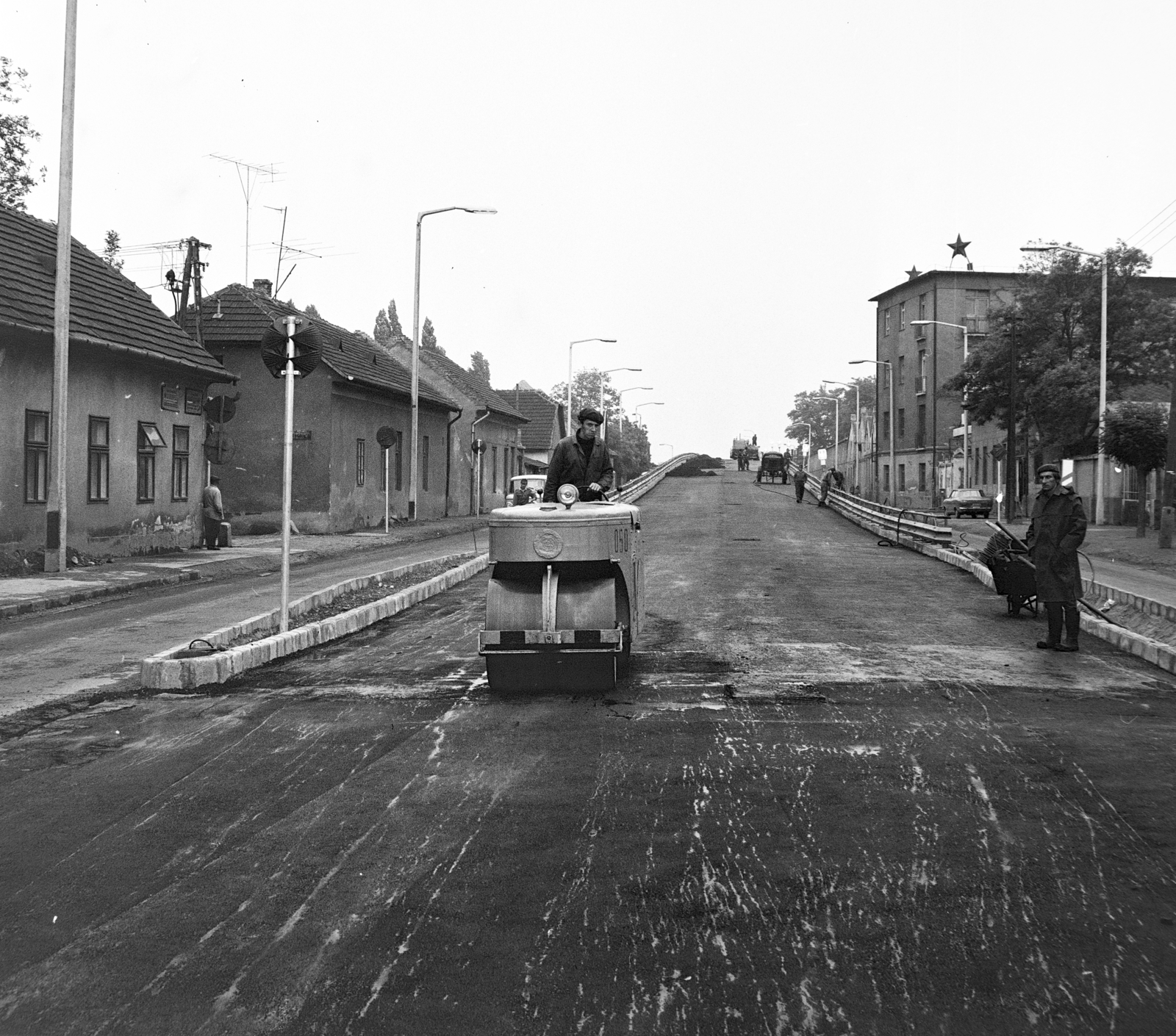 Magyarország, Budapest XXIII., Grassalkovich út (Marx Károly utca), az Ócsai úti felüljáró építkezése. Jobbra a Hazai Pamutszövő Soroksári Gyára., 1974, Bojár Sándor, Budapest, Fortepan #194919