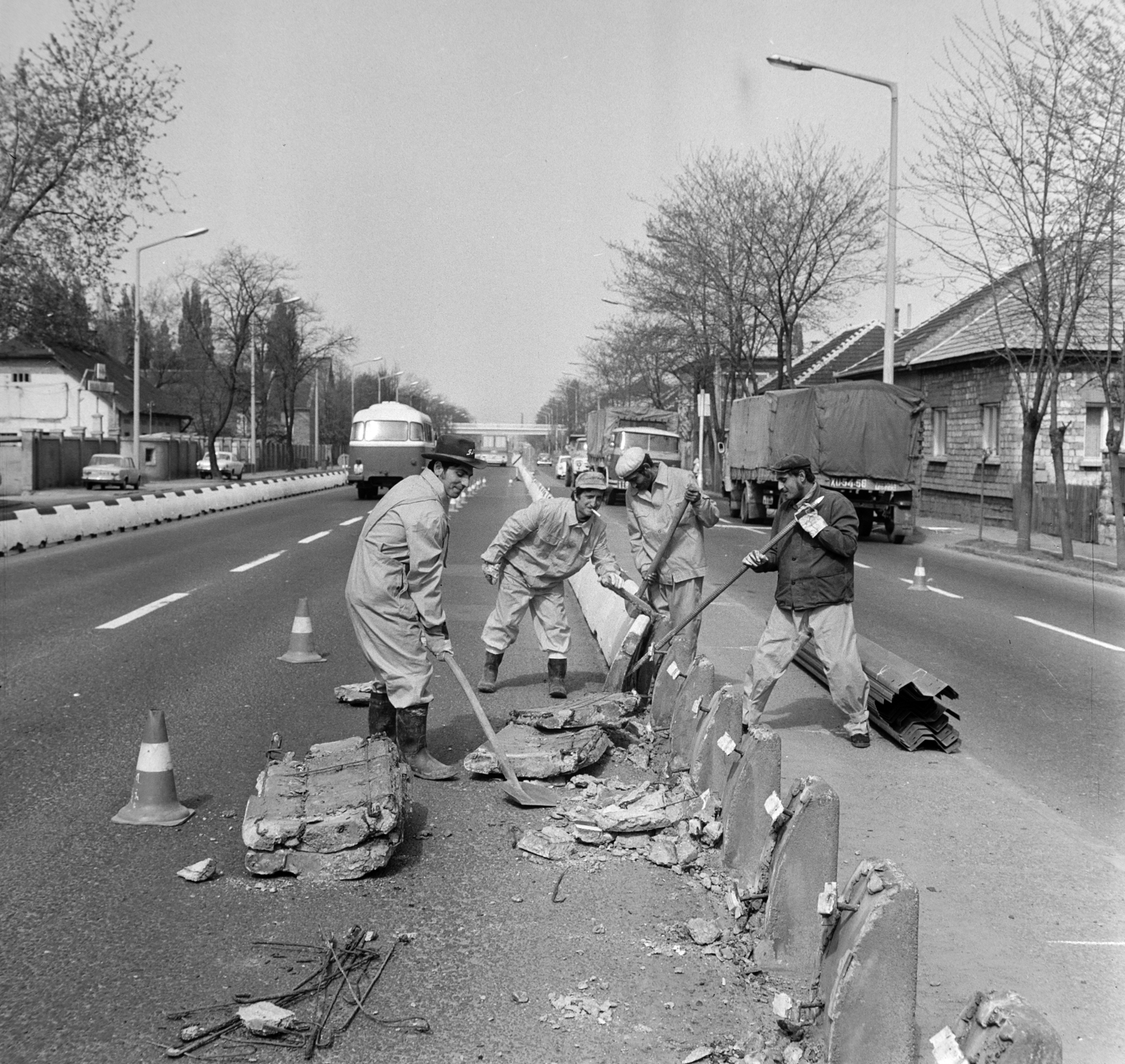 Magyarország, Budapest XVIII., a Ferihegyi repülőtérre vezető gyorsforgalmi út a Gyömrői út 154. számnál., 1977, Bojár Sándor, Budapest, Lada-márka, Robur-márka, ZIL-márka, láda, építkezés, Fortepan #194920