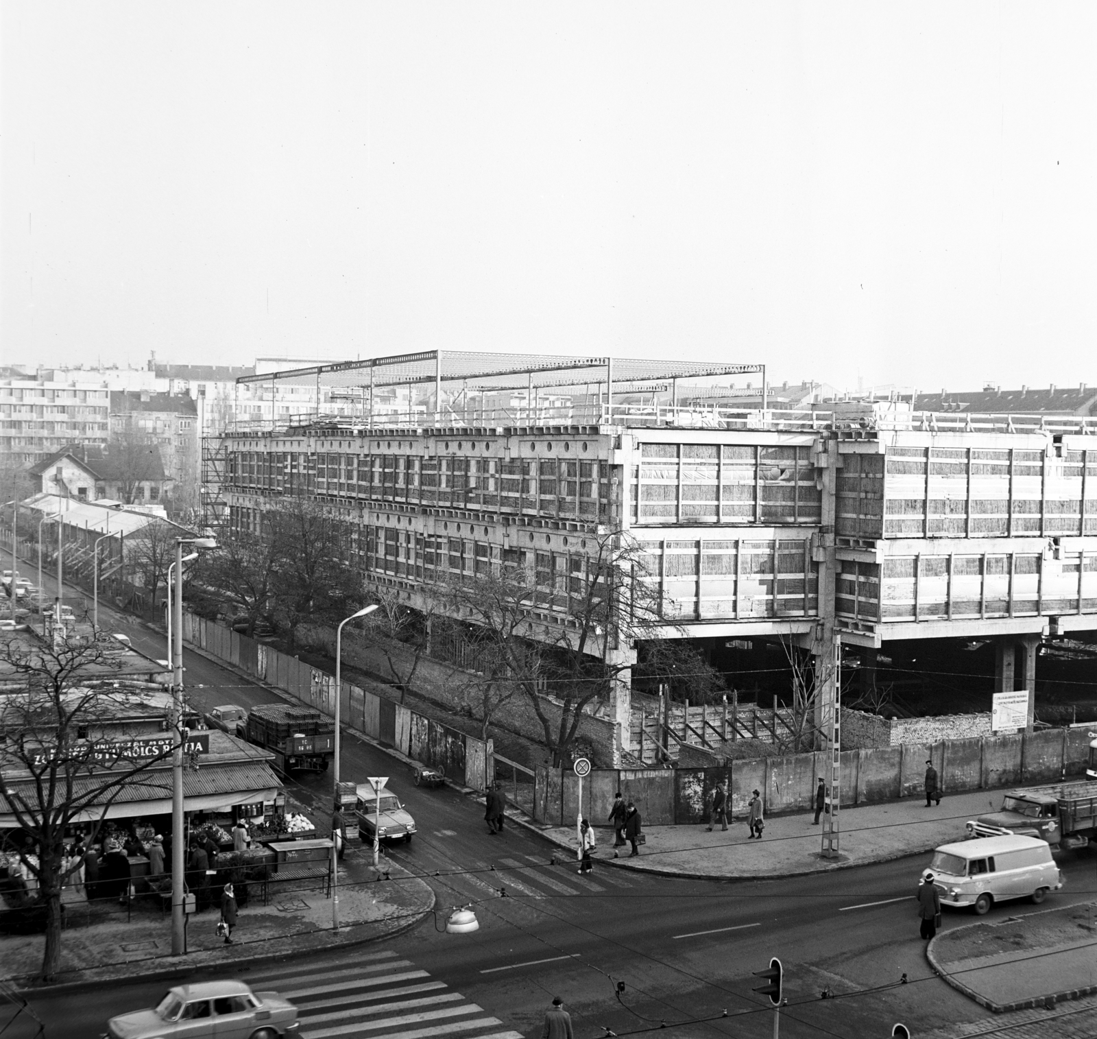 Hungary, Budapest XI., Október huszonharmadika (Schönherz Zoltán) utca, az Skála Budapest Szövetkezeti Nagyáruház építkezése, balra a Kőrösy József utca és a Fehérvári úti piac., 1974, Bojár Sándor, Budapest, Fortepan #194924