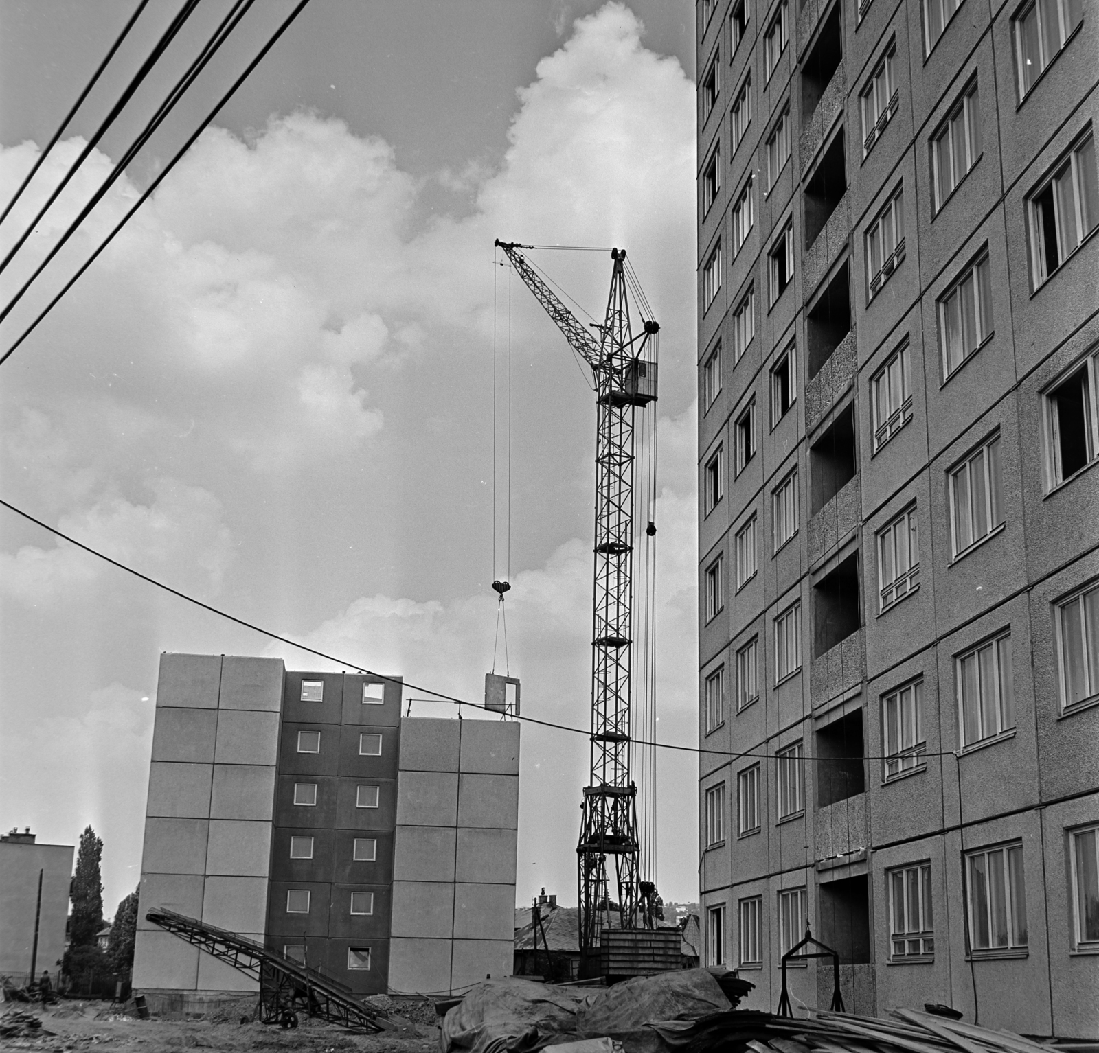 Hungary, Budapest XI., jobbra a Tétényi út 29., szemben a Fraknó utca 4. építése, bal szélen a Forrás utca 10. számú ház oldalfala látszik., 1971, Bojár Sándor, Budapest, Kelenföld housing complex, Fortepan #194926