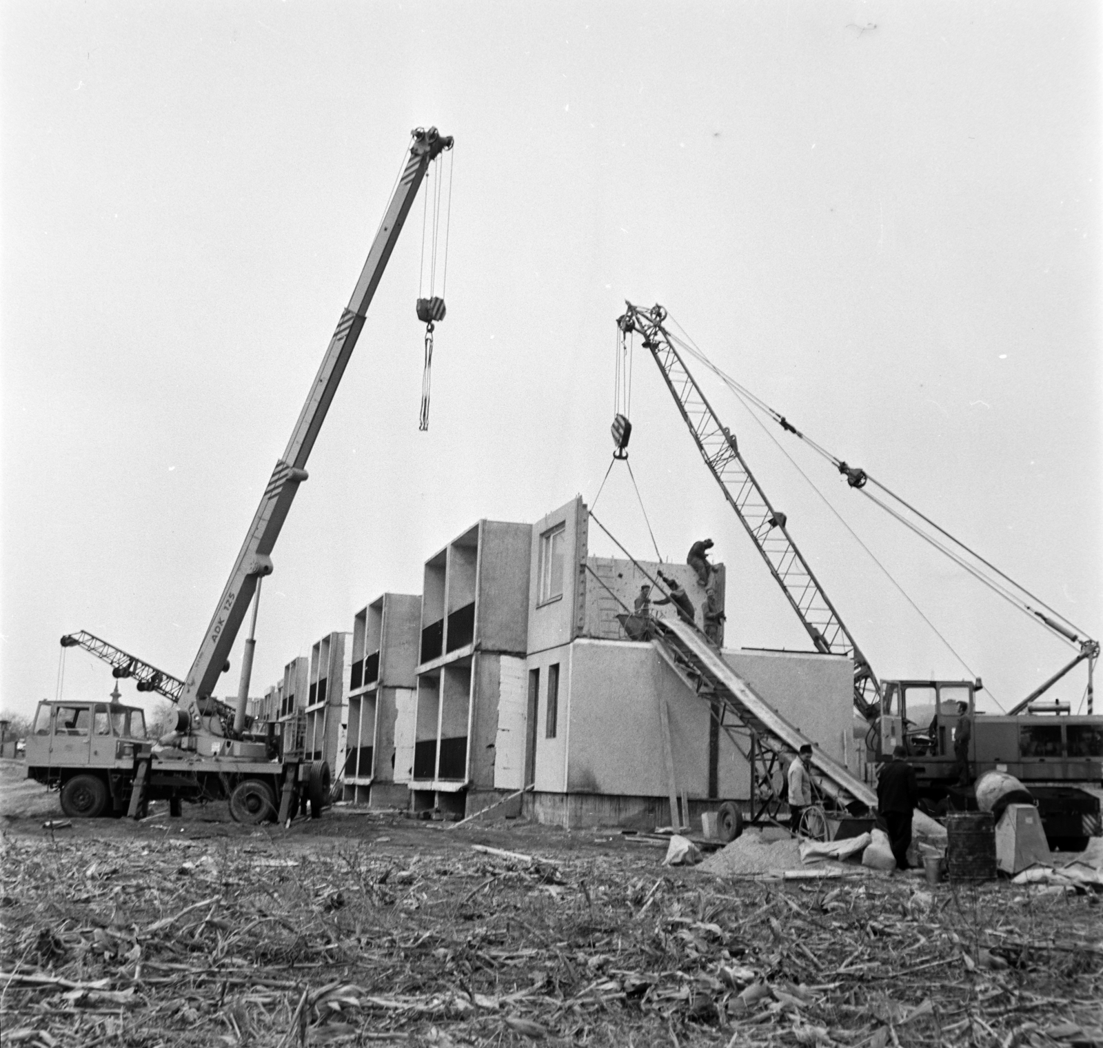 1971, Bojár Sándor, construction, concrete block of flats, mobile crane, steeple, IFA ADK 125, Fortepan #194927