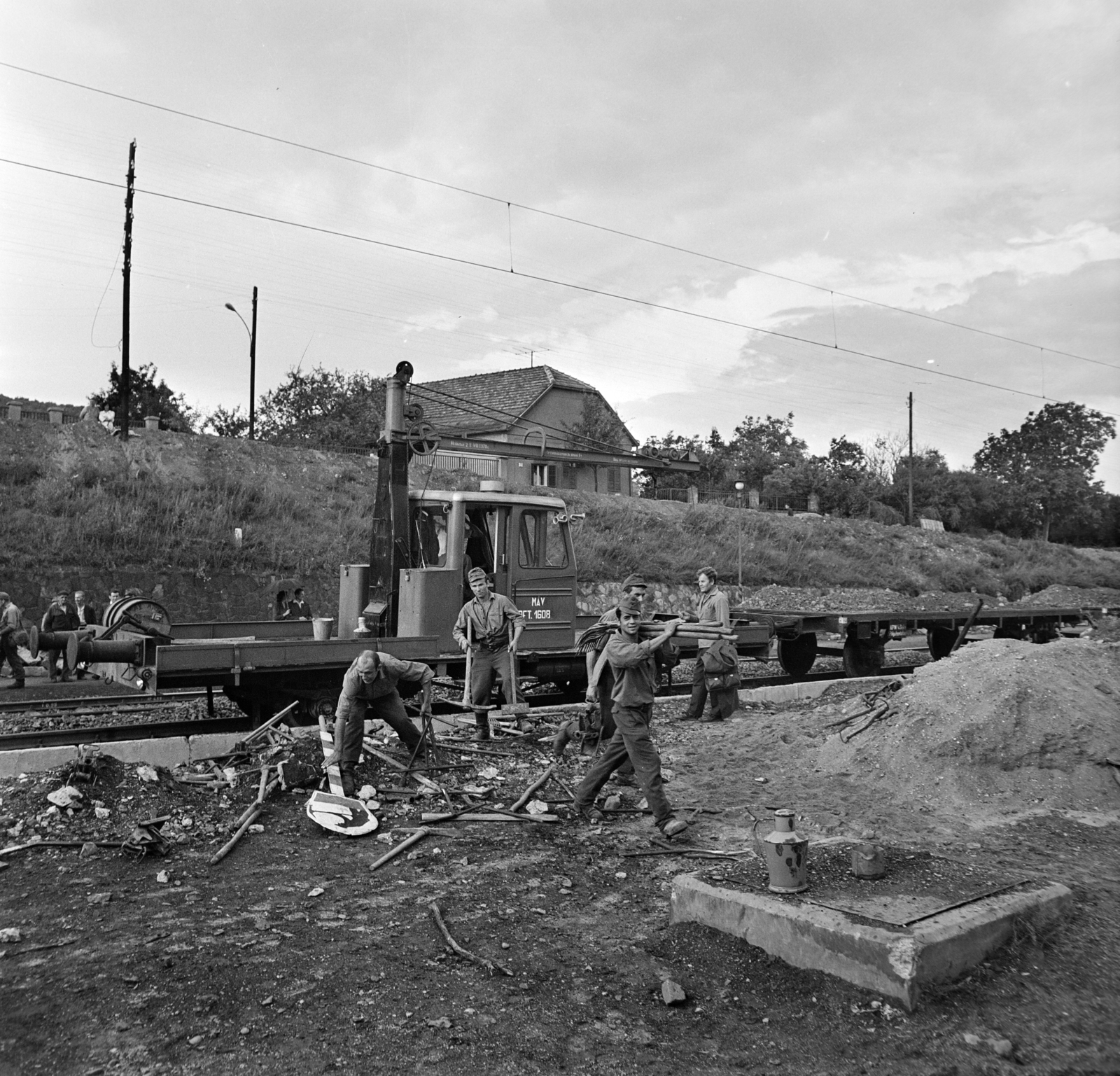 Magyarország, Kismaros, vasúti megálló, a Vác-Szob vasútvonal villamosításán dolgozó pályafenntartók daruja., 1971, Bojár Sándor, Fortepan #194936