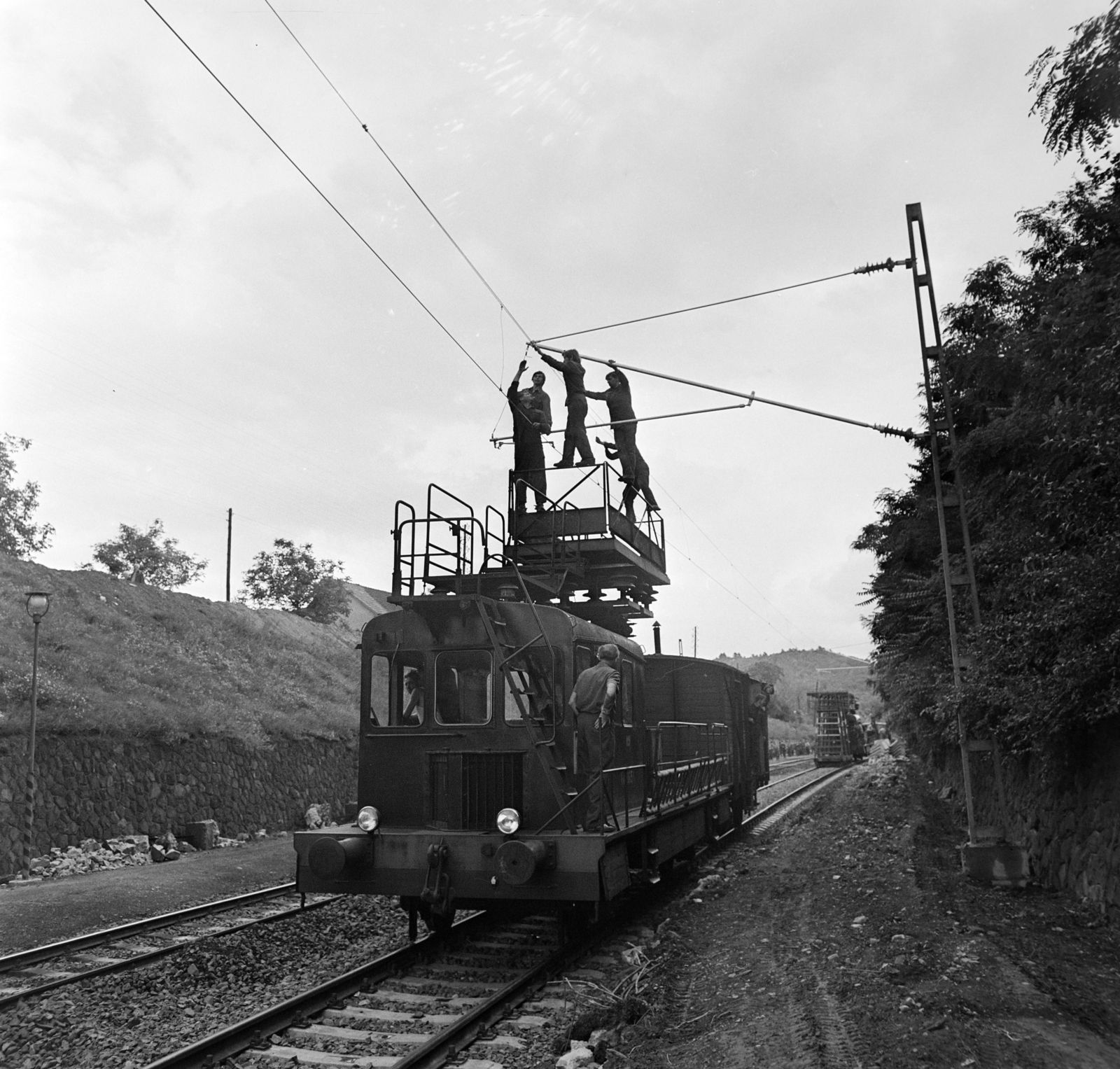 Hungary, Kismaros, a Vác-Szob vasútvonal villamosításán dolgozó felsővezeték-szerelők., 1971, Bojár Sándor, Fortepan #194941