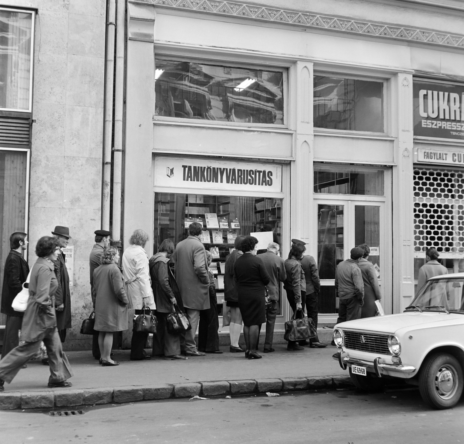 Hungary, Budapest VII., Dohány utca 39., az Állami Könyvterjesztő Vállalt,
általános iskolai tankönyvek árusítására kijelölt könyvesboltja., 1974, Bojár Sándor, Budapest, Fortepan #194949