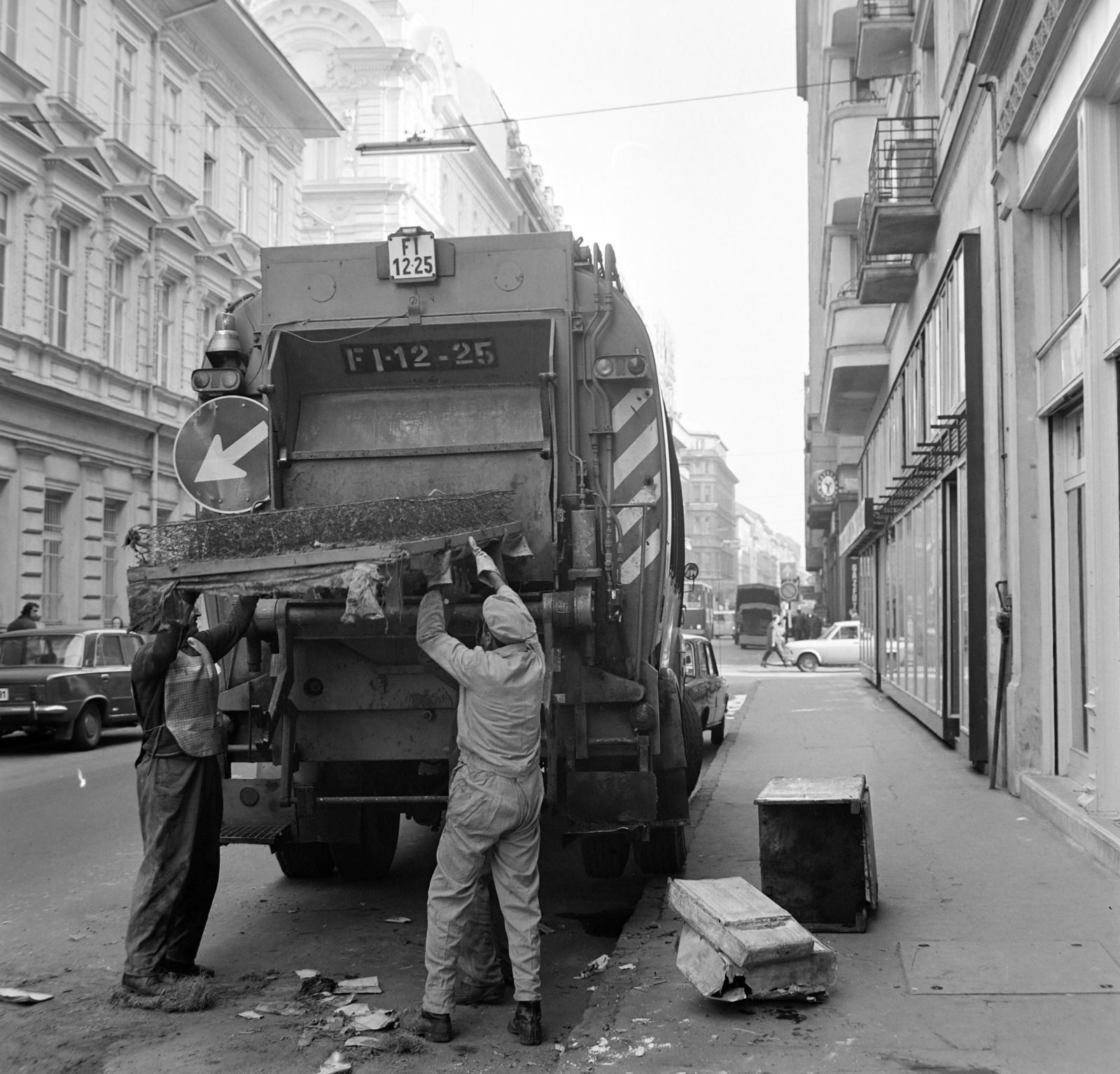 Magyarország, Budapest VII., Dohány utca az Erzsébet (Lenin) körút felé nézve. Lomtalanítás, a felvétel a 39-es számú ház előtt készült, 1974, Bojár Sándor, Budapest, Fortepan #194954