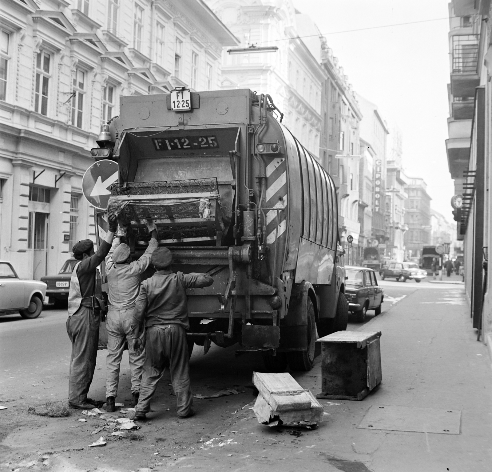 Hungary, Budapest VII., Dohány utca az Erzsébet (Lenin) körút felé nézve. Lomtalanítás, a felvétel a 39-es számú ház előtt készült, 1974, Bojár Sándor, Budapest, Fortepan #194955