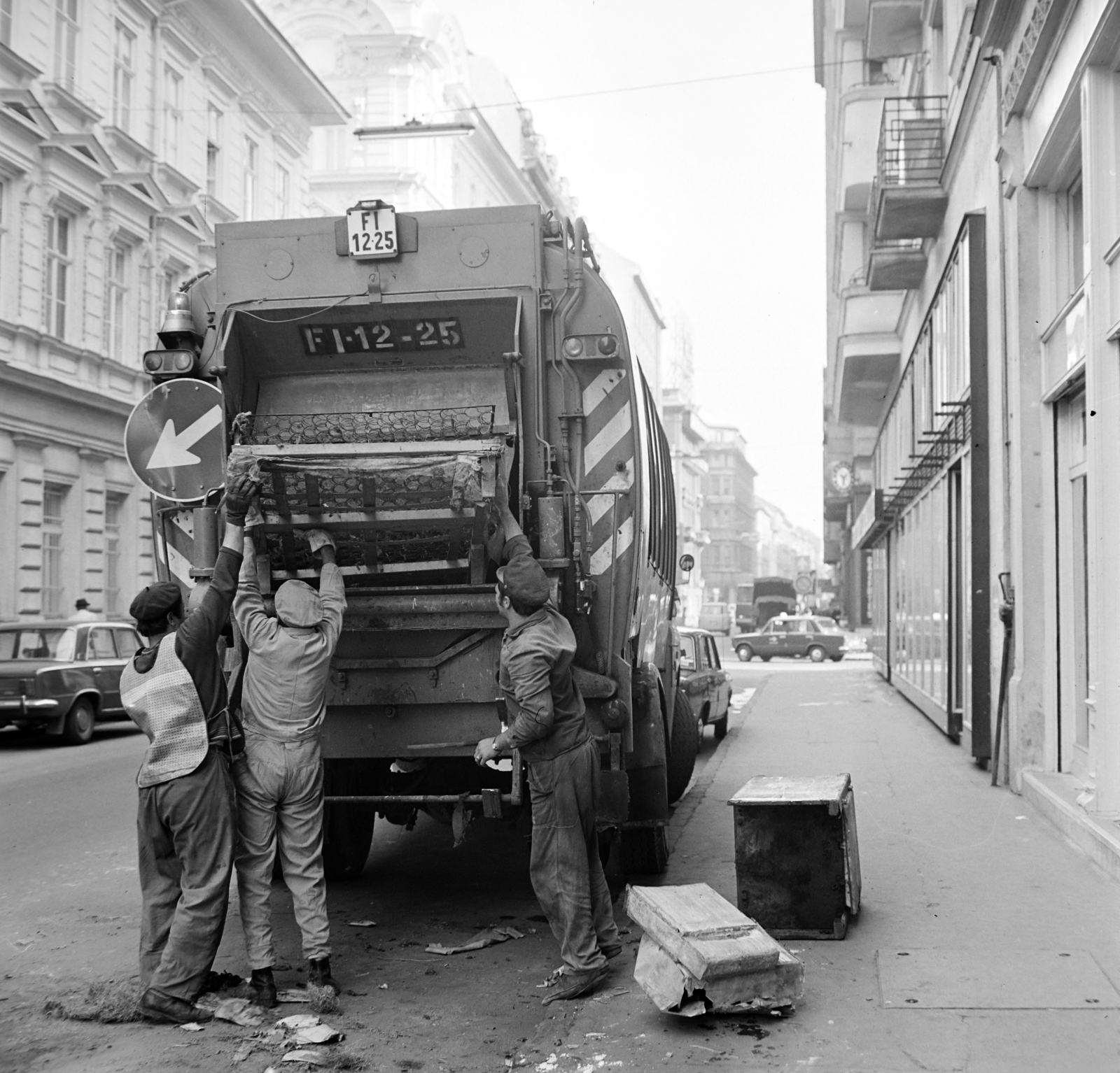 Hungary, Budapest VII., Dohány utca az Erzsébet (Lenin) körút felé nézve. Lomtalanítás, a felvétel a 39-es számú ház előtt készült, 1974, Bojár Sándor, Budapest, Fortepan #194956