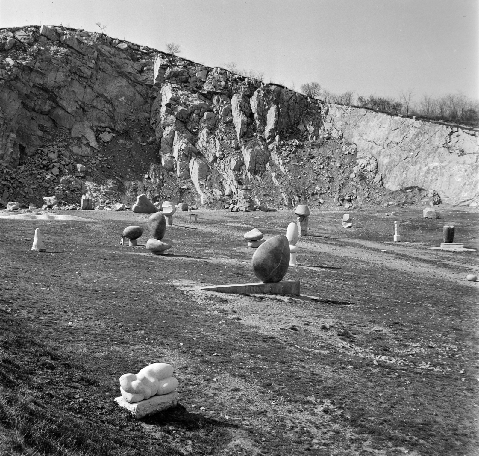 Hungary, Nagyharsány, szoborpark a kőfejtőben., 1975, Bojár Sándor, Villány artists' colony, modern art, Fortepan #194962