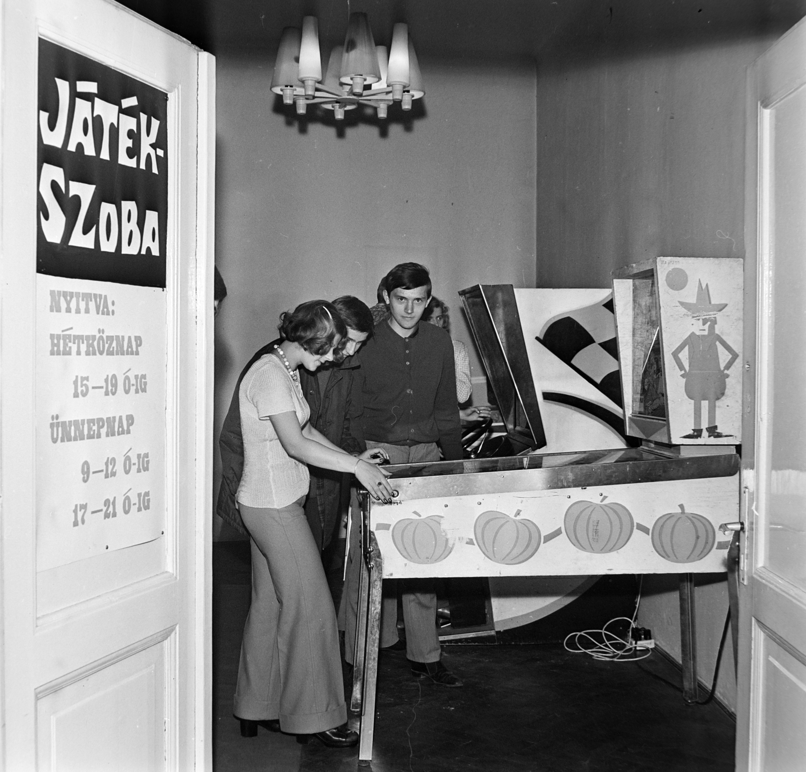 Hungary, Heves, Erkel Ferenc utca 1., Művelődési Otthon (később Heves Városi Művelődési Intézmény Művelődési Központ Tagintézete). Flippergépek a játékszobában., 1973, Bojár Sándor, flared trousers, slot machine, Fortepan #194971