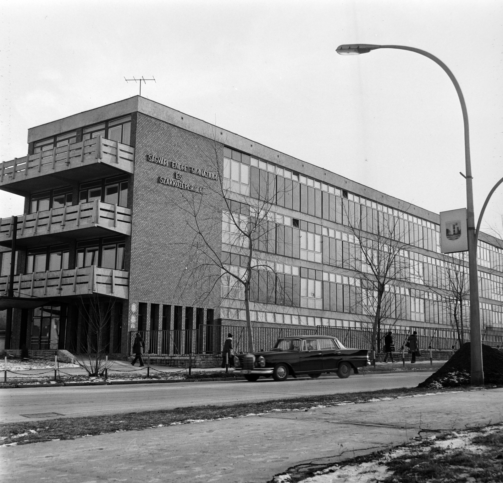 Hungary, Kazincbarcika, Jószerencsét út 2., Ságvári Endre Gimnázium és Szakközépiskola (később Szalézi Szent Ferenc Gimnázium)., 1974, Bojár Sándor, Fortepan #194977