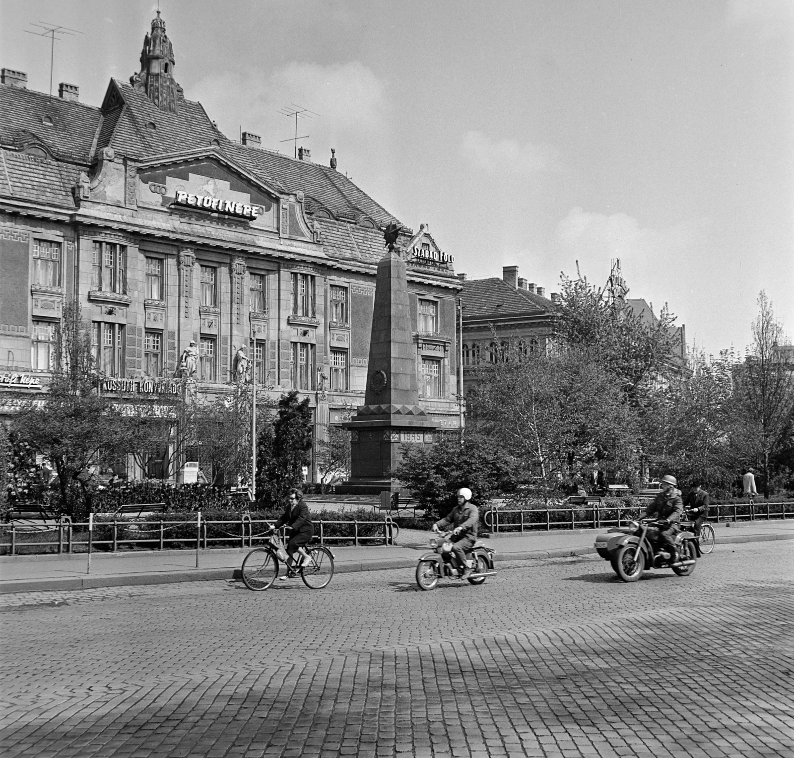Hungary, Kecskemét, Szabadság tér, előtérben a szovjet hősi emlékmű (1946), mögötte a Népbank-palota., 1974, Bojár Sándor, Fortepan #194981