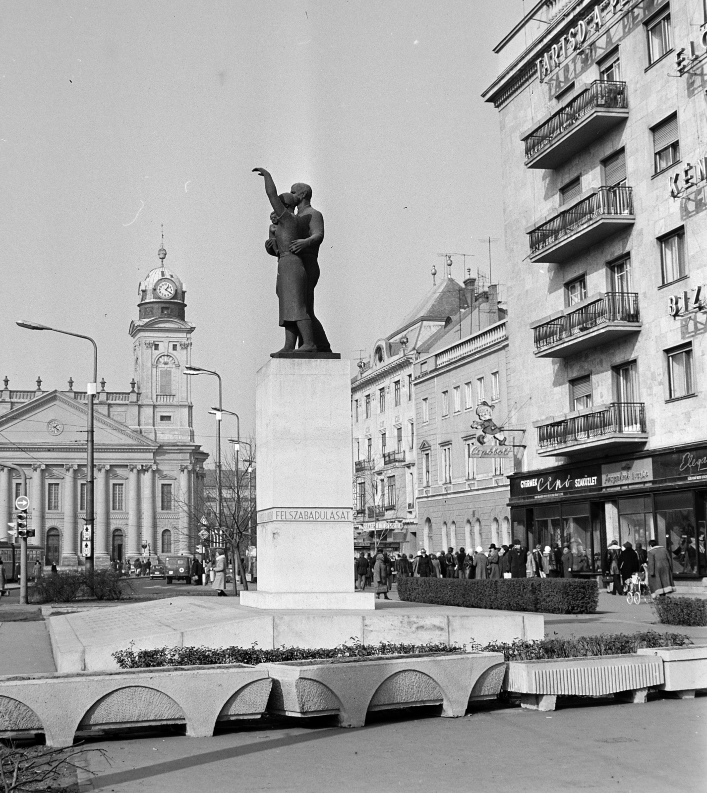 Hungary, Debrecen, Piac utca (Vörös Hadsereg útja), Felszabadulási emlékmű (később Debreceni család) Pátzay Pál 1967-ben felavatott alkotása. Háttérben a Református Nagytemplom., 1975, Bojár Sándor, Fortepan #195004