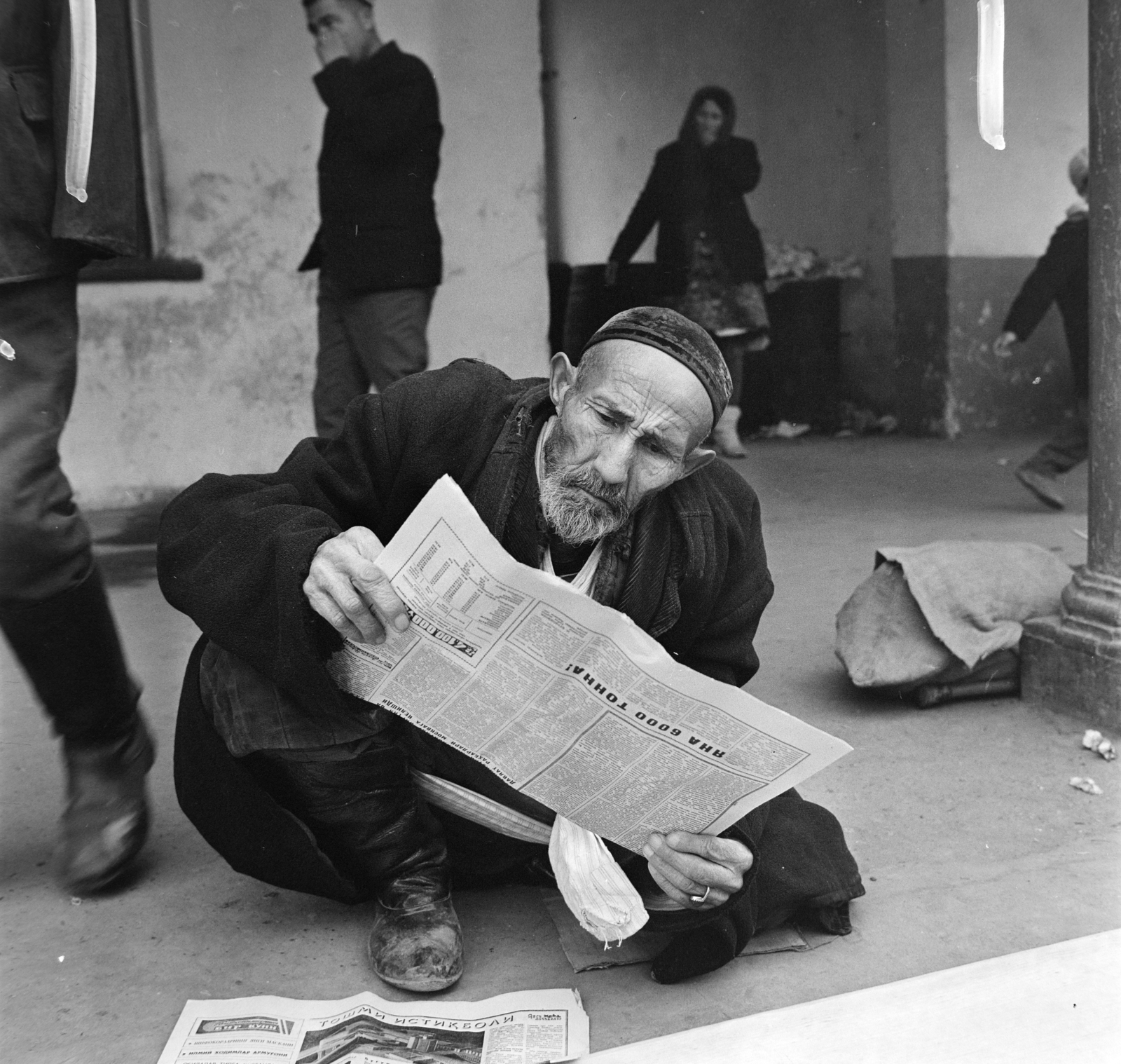 Uzbekistan, Tashkent, 1969, Bojár Sándor, Soviet Union, reading, newspaper, Fortepan #195010
