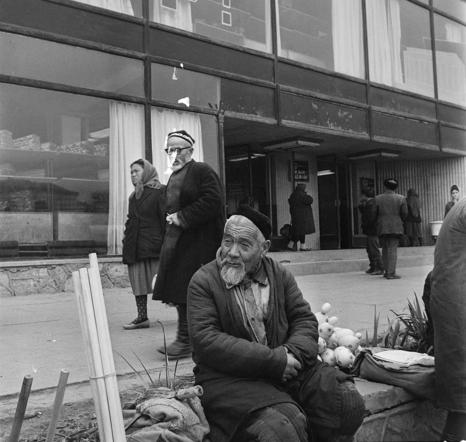 Uzbekistan, Tashkent, az Október (később Chorsu) bazár a Tahír és Zuhra ruházati áruház előtt (később a Chorsu bazár egyik épülete épült fel a helyén)., 1969, Bojár Sándor, Soviet Union, cap, Fortepan #195018