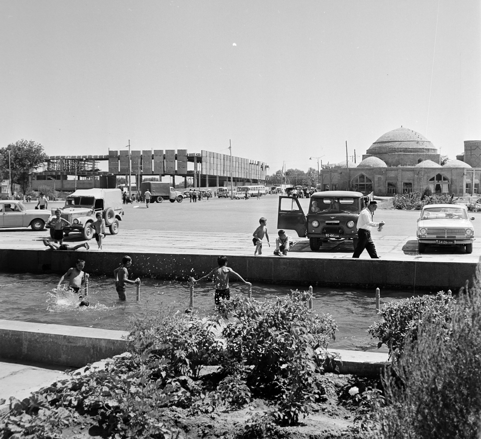 Uzbekistan, Samarkand, Üzbegisztán, Szamarkand, jobbra a XV. században épült bazár a Chorsu., 1969, Bojár Sándor, Soviet Union, pool, summer, Fortepan #195024