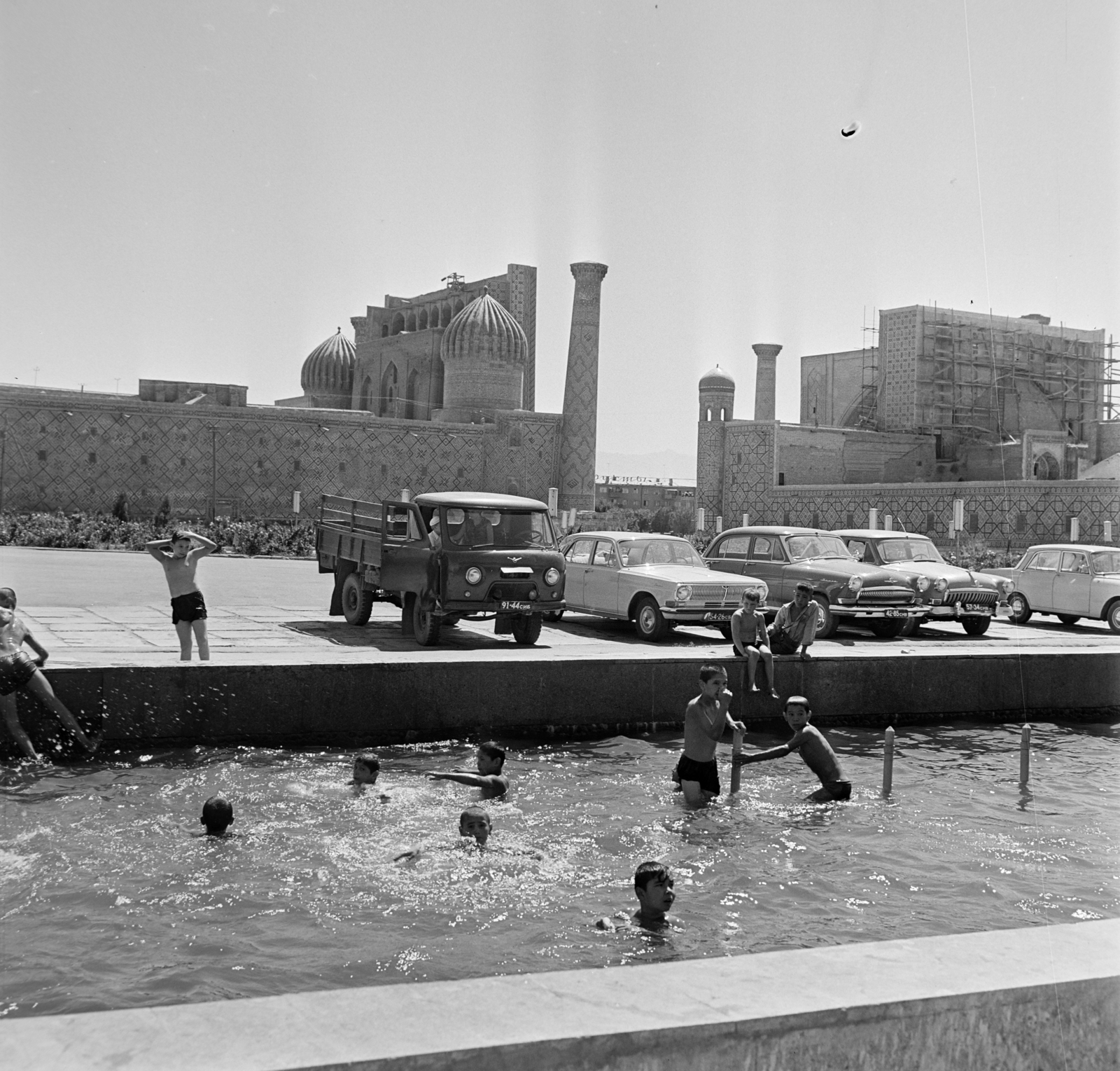 Uzbekistan, Samarkand, balra Sherdor medresze, jobbra Tillya-Kori medresze., 1969, Bojár Sándor, Soviet Union, Fortepan #195027