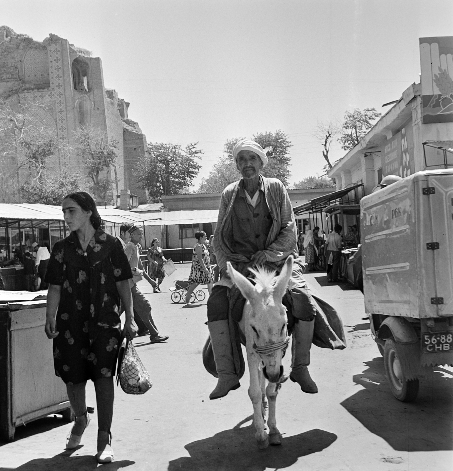 Uzbekistan, Samarkand, piac a Bibi-Khanum mecset mellett., 1969, Bojár Sándor, Soviet Union, Fortepan #195032