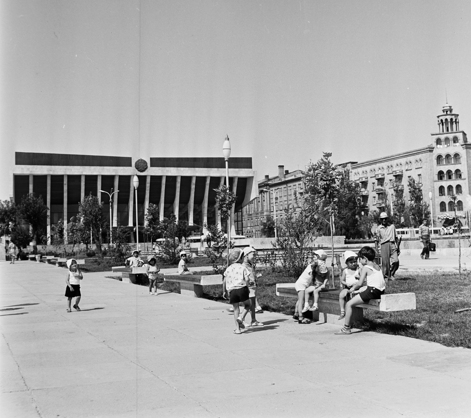 Azerbajdzsán, Baku, Heydər Əliyev park, szemben a Heydər Əliyev-palota (akkor Lenin-palota)., 1975, Bojár Sándor, Szovjetunió, Fortepan #195051