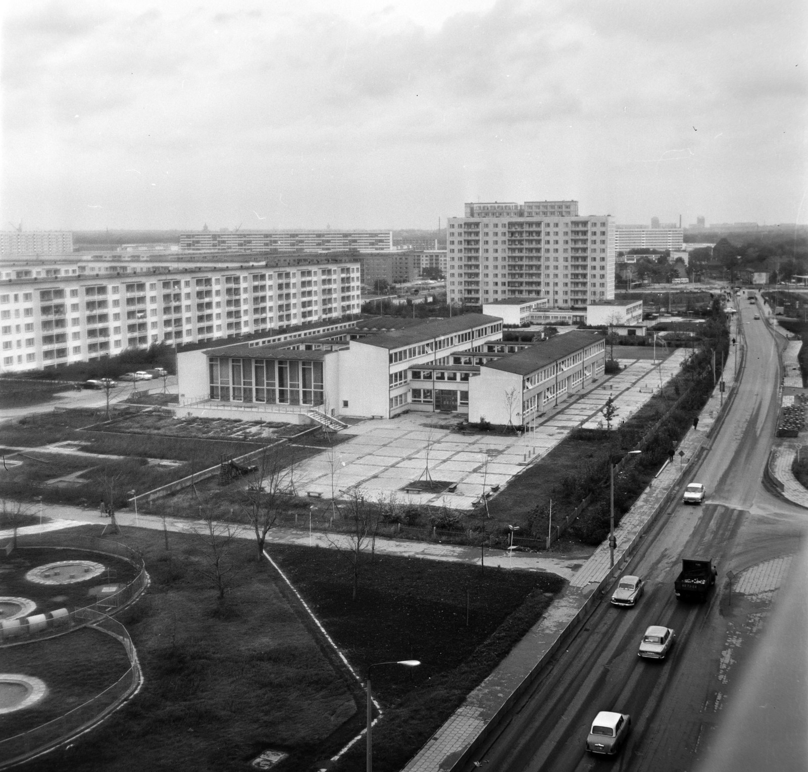 Germany, Halle, Halle-Neustadt (ekkor önálló, ma a város része), kilátás a Zscherbener Strasse felől a Zollrein felé., 1970, Bojár Sándor, GDR, Fortepan #195062